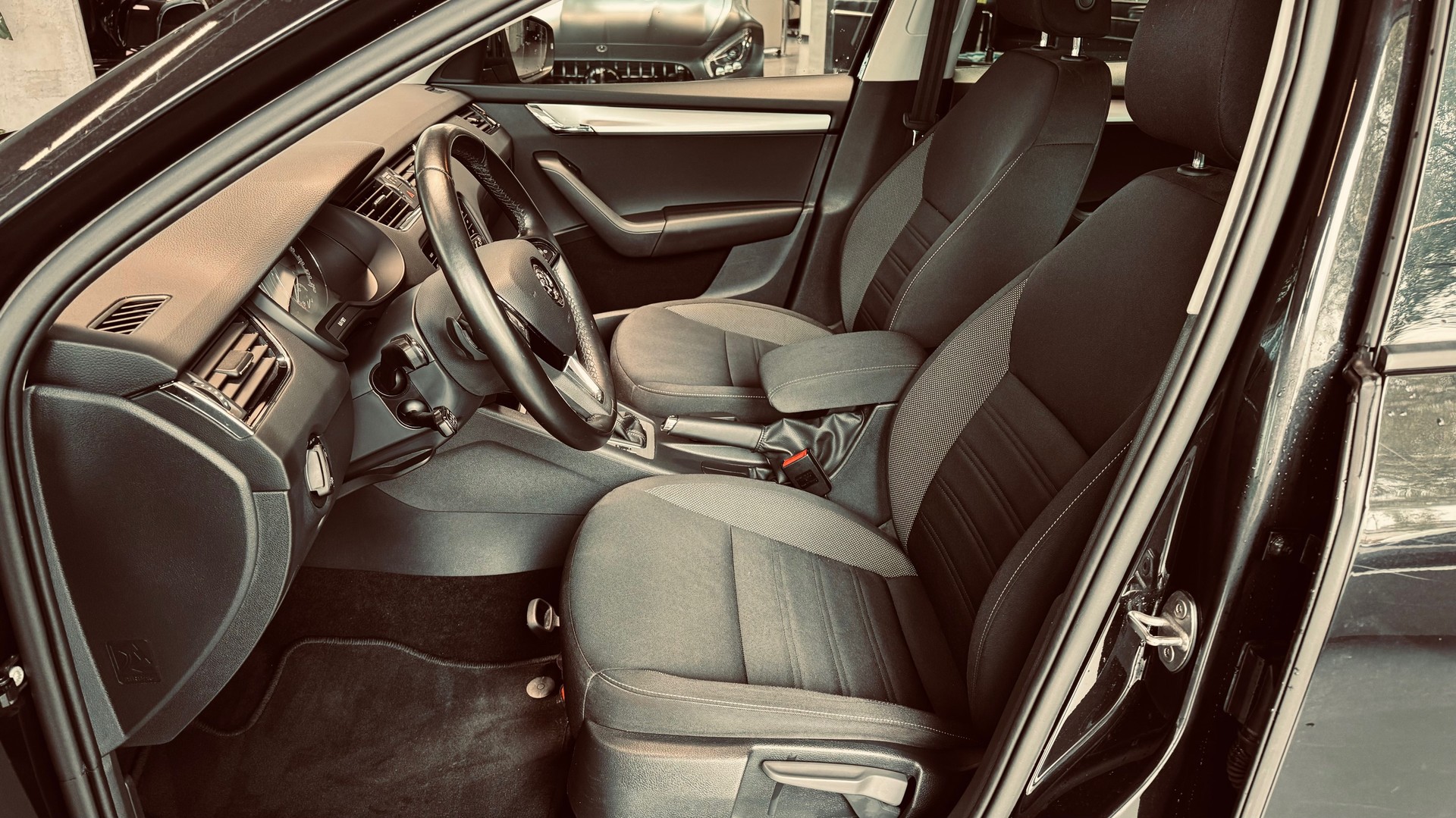 SKODA Octavia Combi 2.0 TDI Ambition DSG-image-7