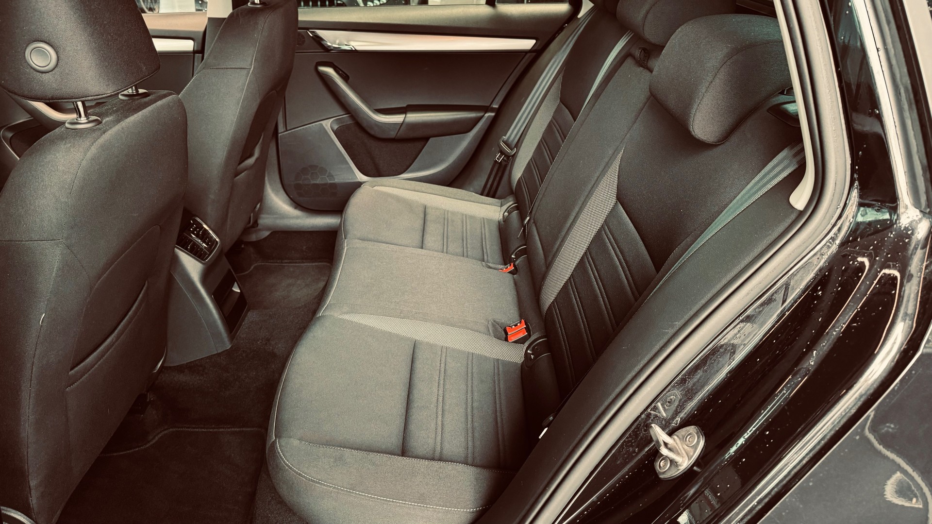 SKODA Octavia Combi 2.0 TDI Ambition DSG-image-8