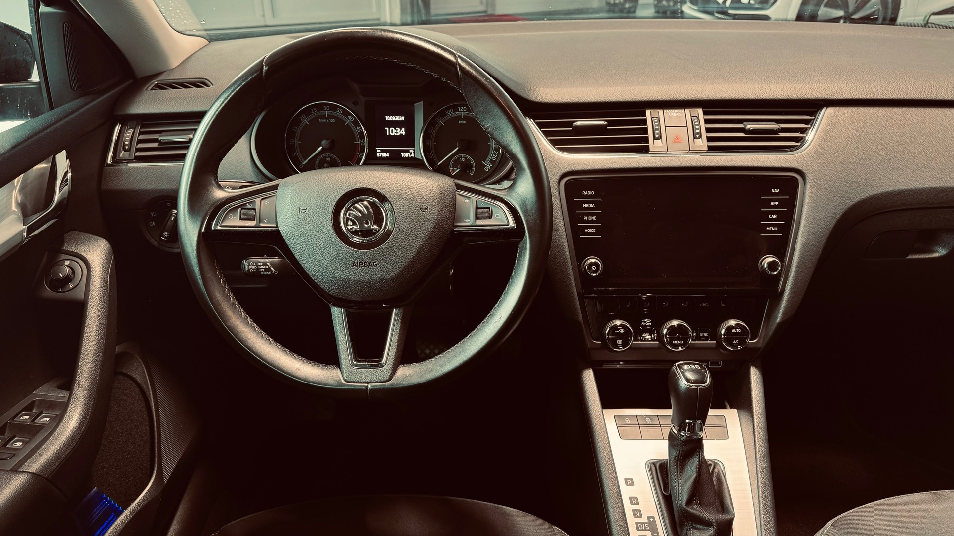 SKODA Octavia Combi 2.0 TDI Ambition DSG-image-9