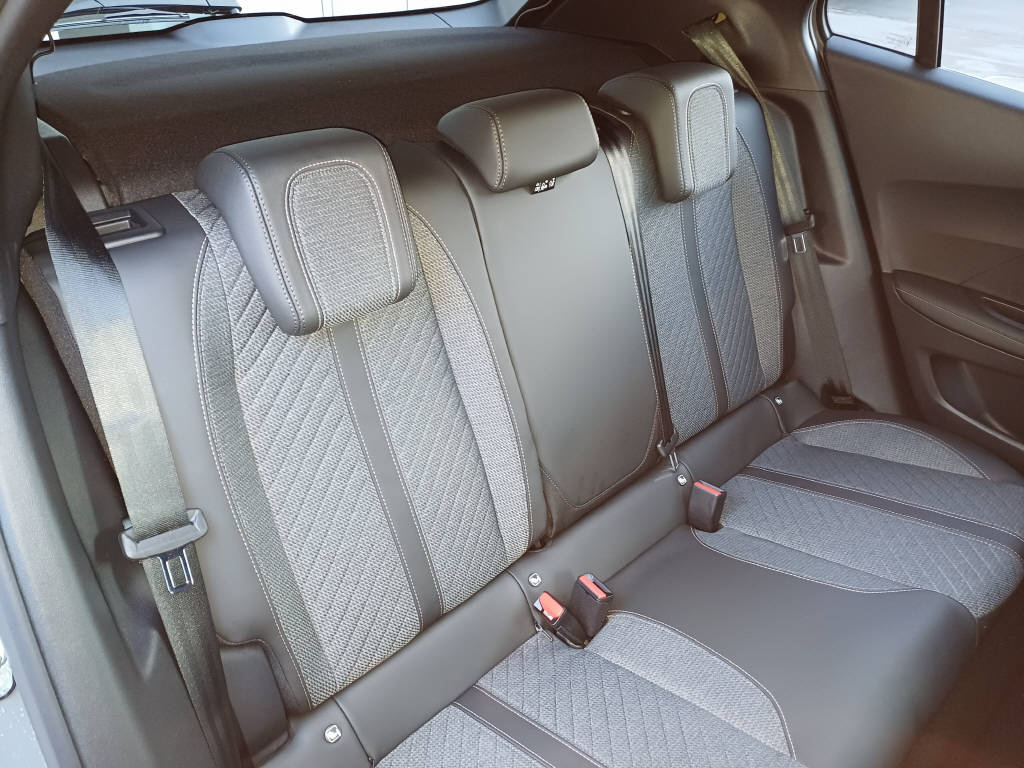 PEUGEOT 2008 1.2 Hybrid Allure Premium-image-6