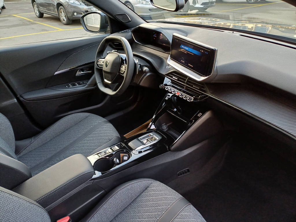 PEUGEOT 2008 1.2 Hybrid Allure Premium-image-4