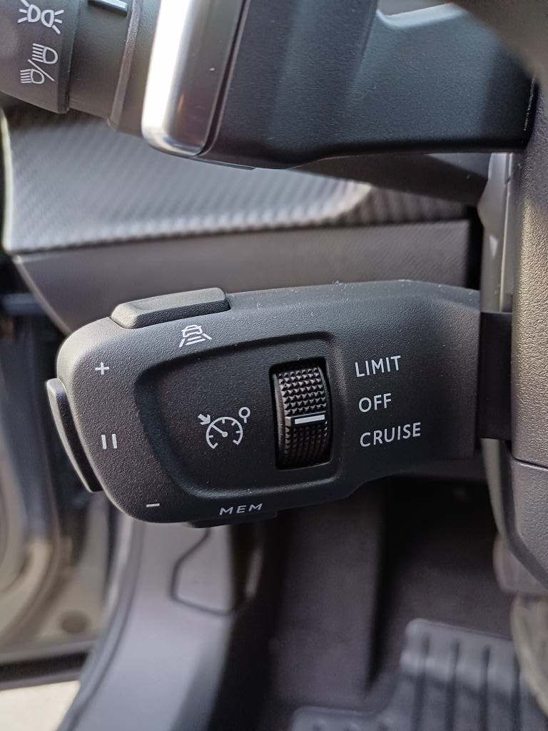 PEUGEOT 2008 1.2 Hybrid Allure Premium-image-8