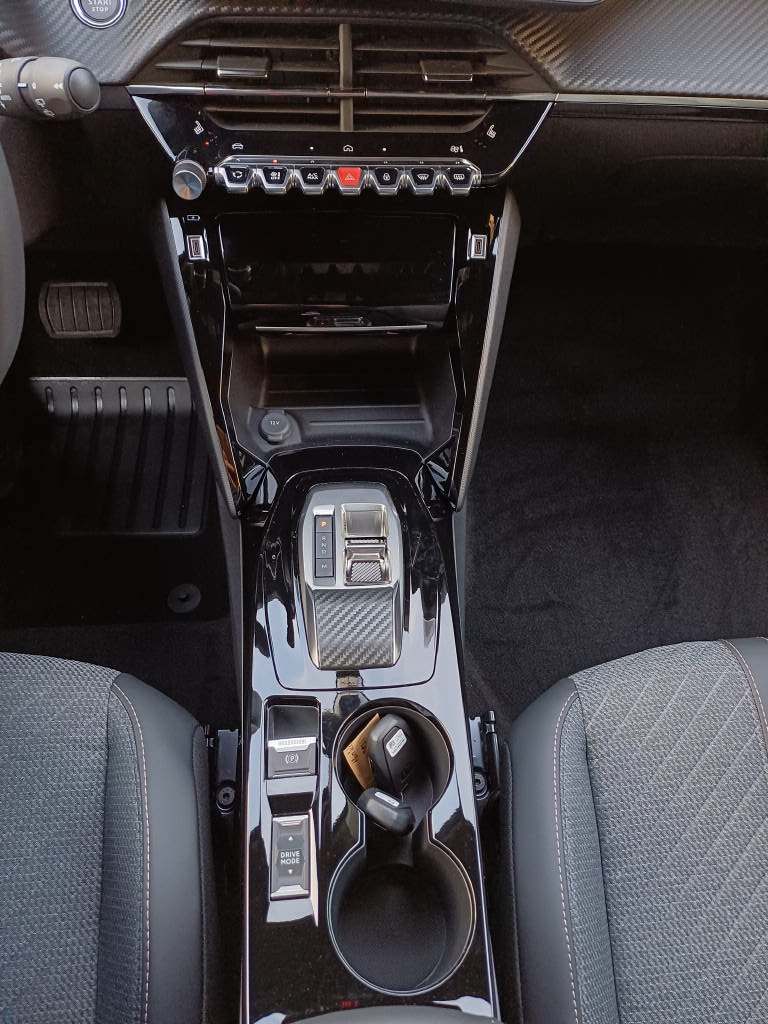 PEUGEOT 2008 1.2 Hybrid Allure Premium-image-9