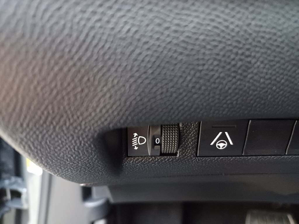 PEUGEOT 2008 1.2 Hybrid Allure Premium-image-7