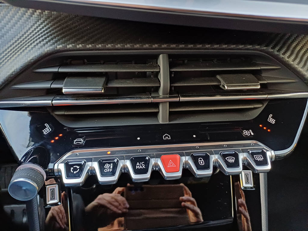 PEUGEOT 2008 1.2 Hybrid Allure Premium-image-13