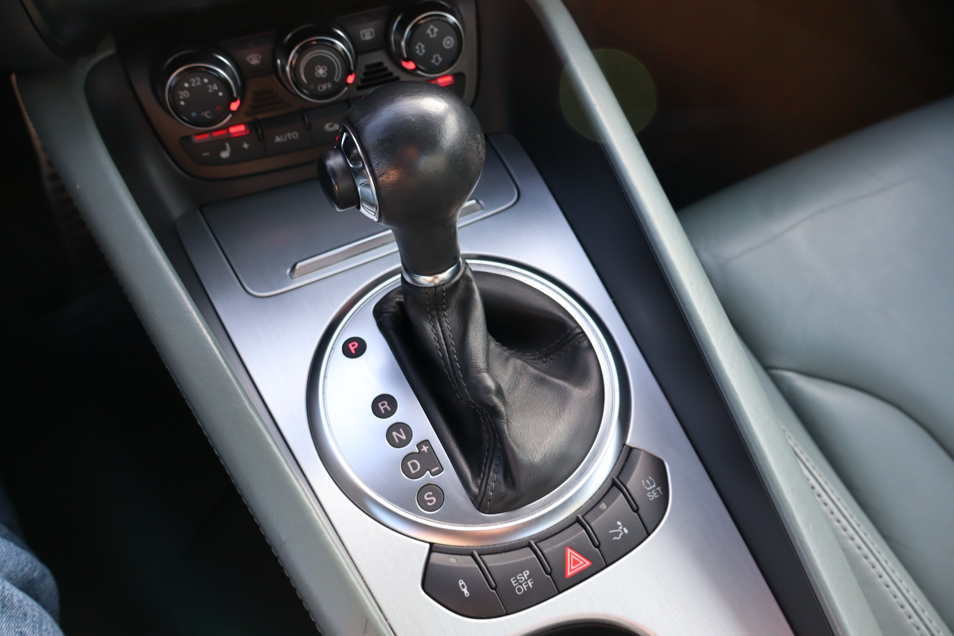 AUDI TT Coupé 3.2 quattro-image-9