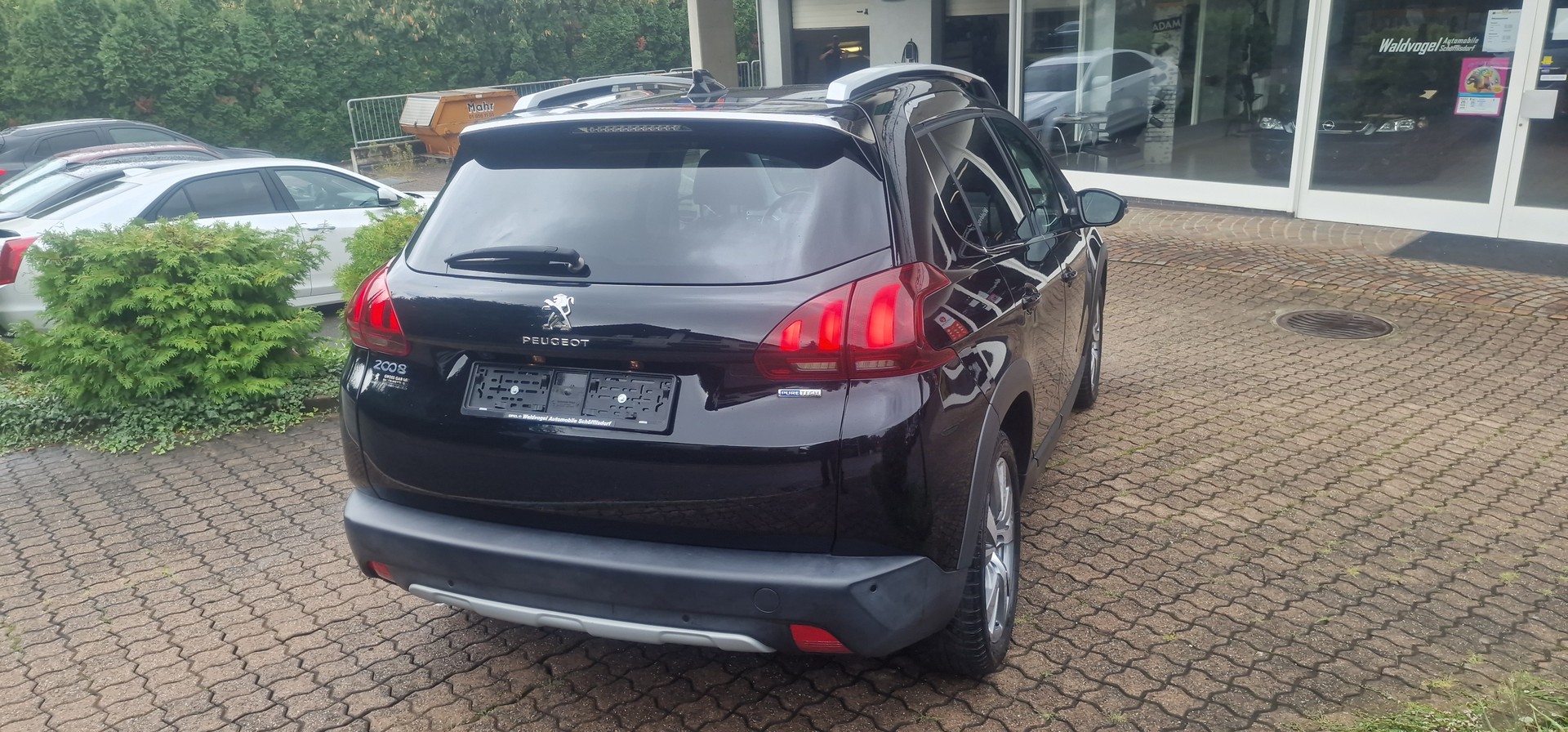 PEUGEOT 2008 1.2 PureTech Allure EAT6-image-4