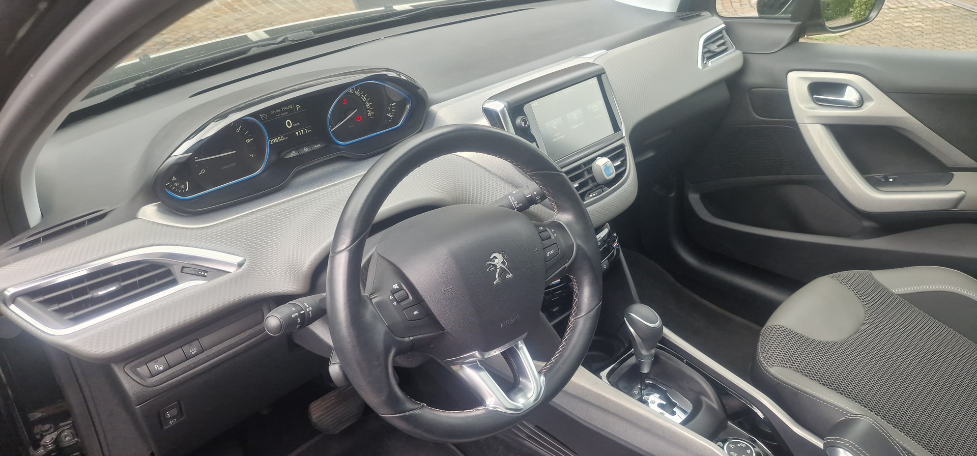 PEUGEOT 2008 1.2 PureTech Allure EAT6-image-8