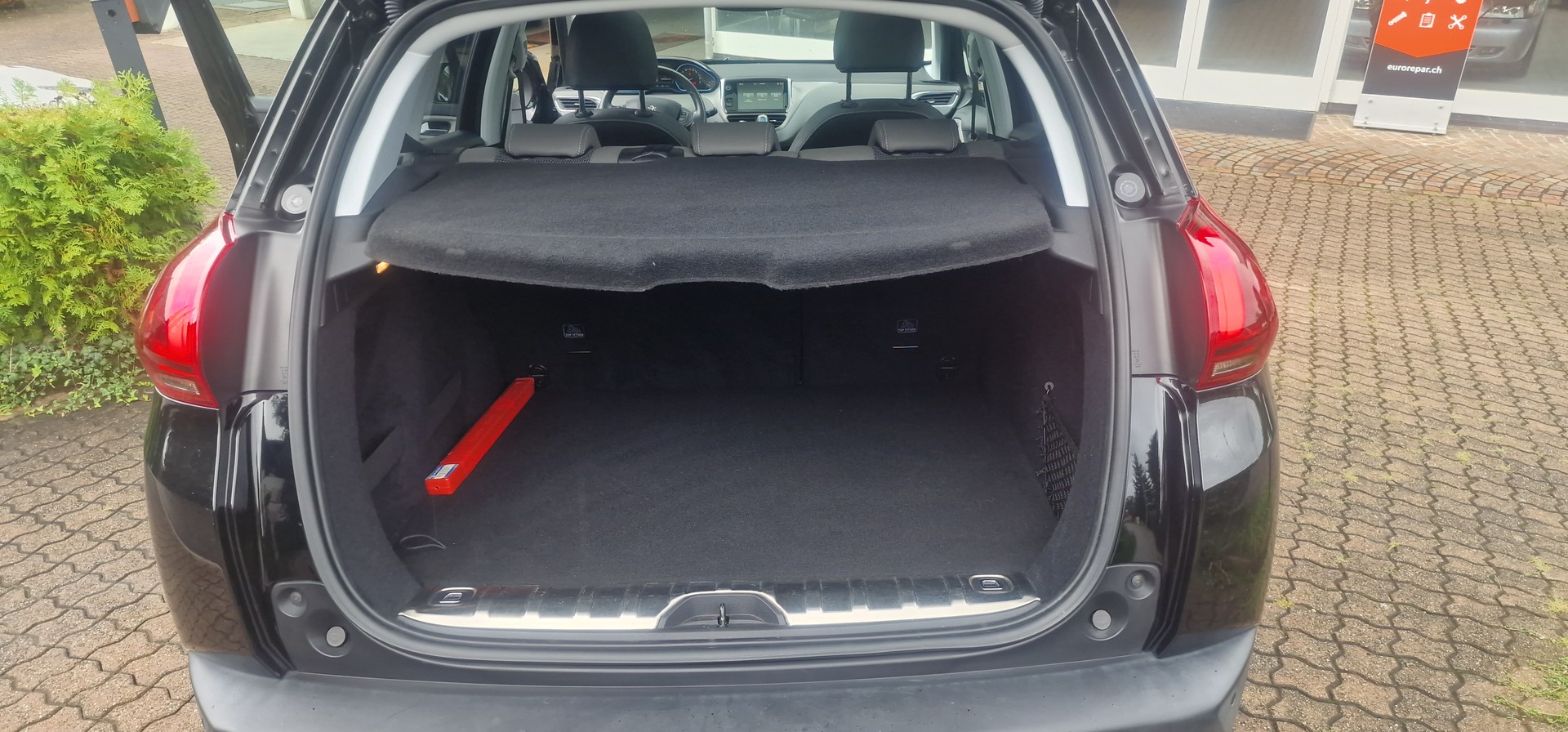 PEUGEOT 2008 1.2 PureTech Allure EAT6-image-16