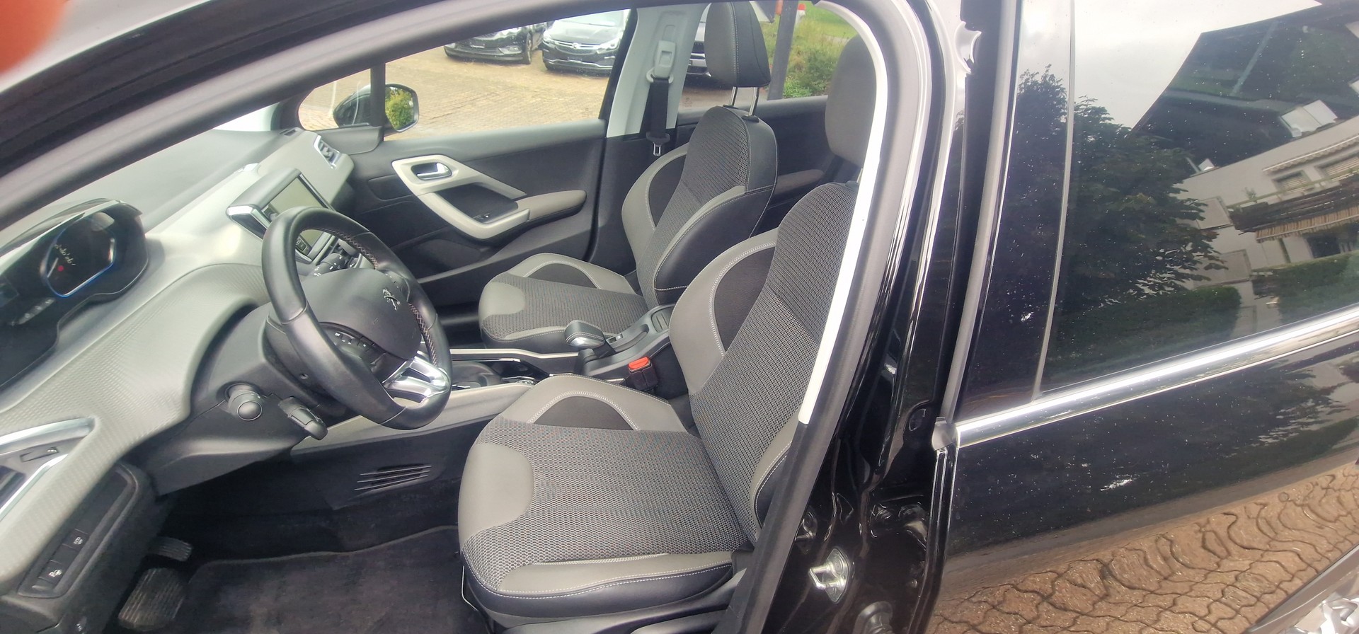 PEUGEOT 2008 1.2 PureTech Allure EAT6-image-10