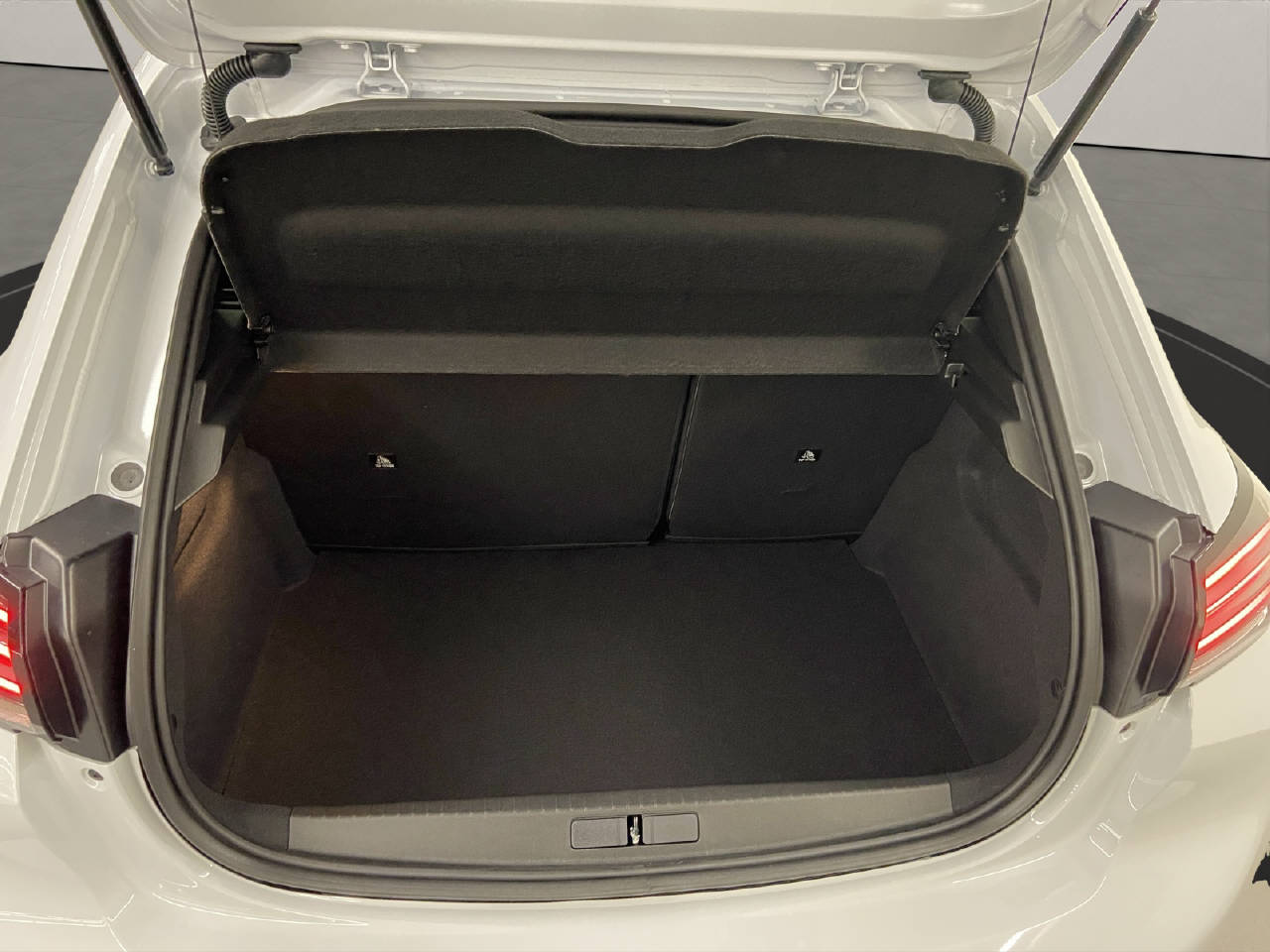 PEUGEOT 208 1.2 Hybrid Allure Premium-image-12