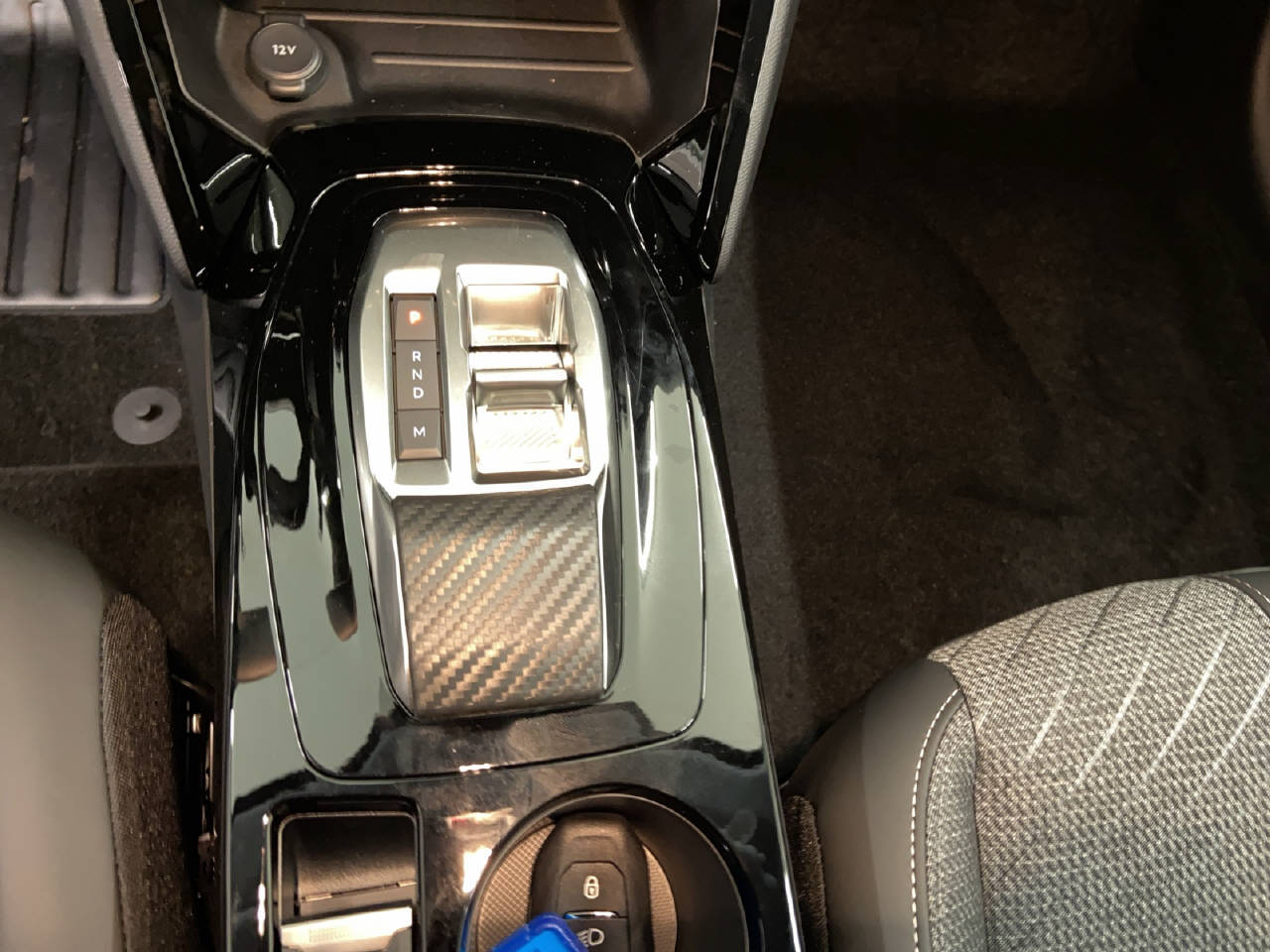 PEUGEOT 208 1.2 Hybrid Allure Premium-image-8