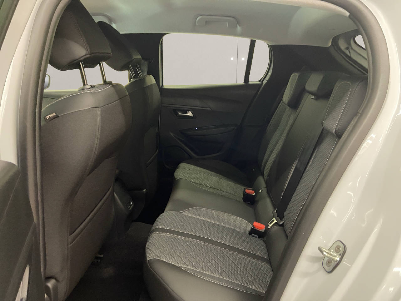 PEUGEOT 208 1.2 Hybrid Allure Premium-image-10