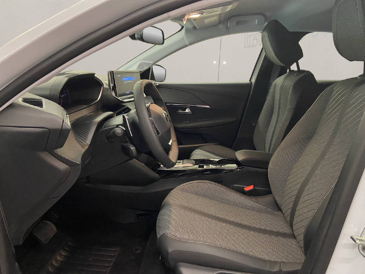 PEUGEOT 208 1.2 Hybrid Allure Premium-image-4