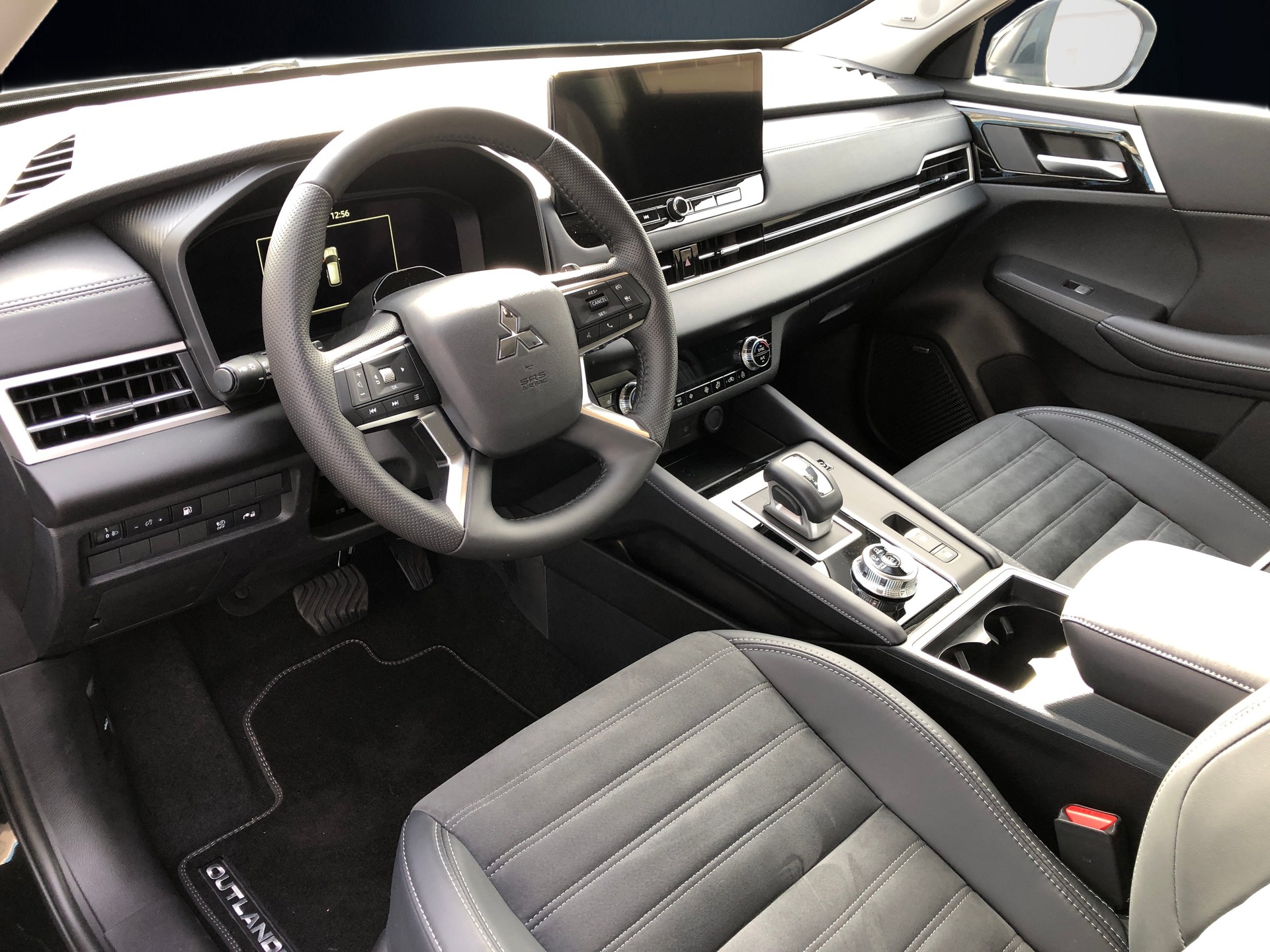 MITSUBISHI Outlander 2.4 PHEV Invite 4WD Automatic-image-4