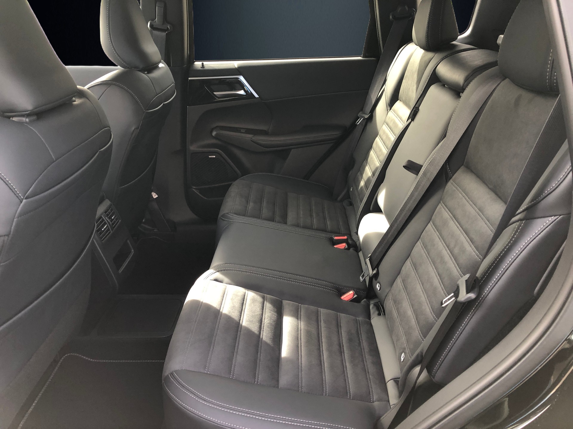 MITSUBISHI Outlander 2.4 PHEV Invite 4WD Automatic-image-5
