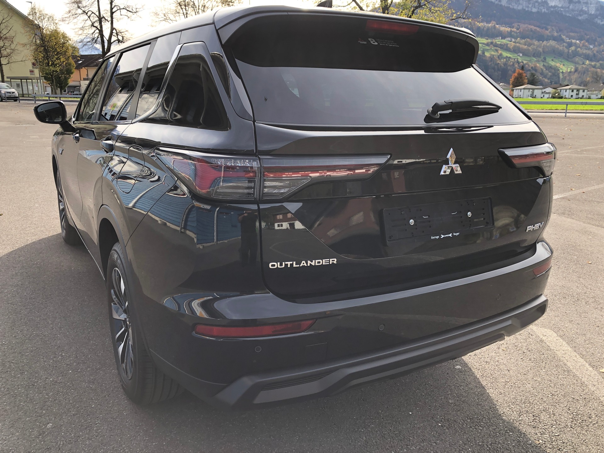 MITSUBISHI Outlander 2.4 PHEV Invite 4WD Automatic-image-3