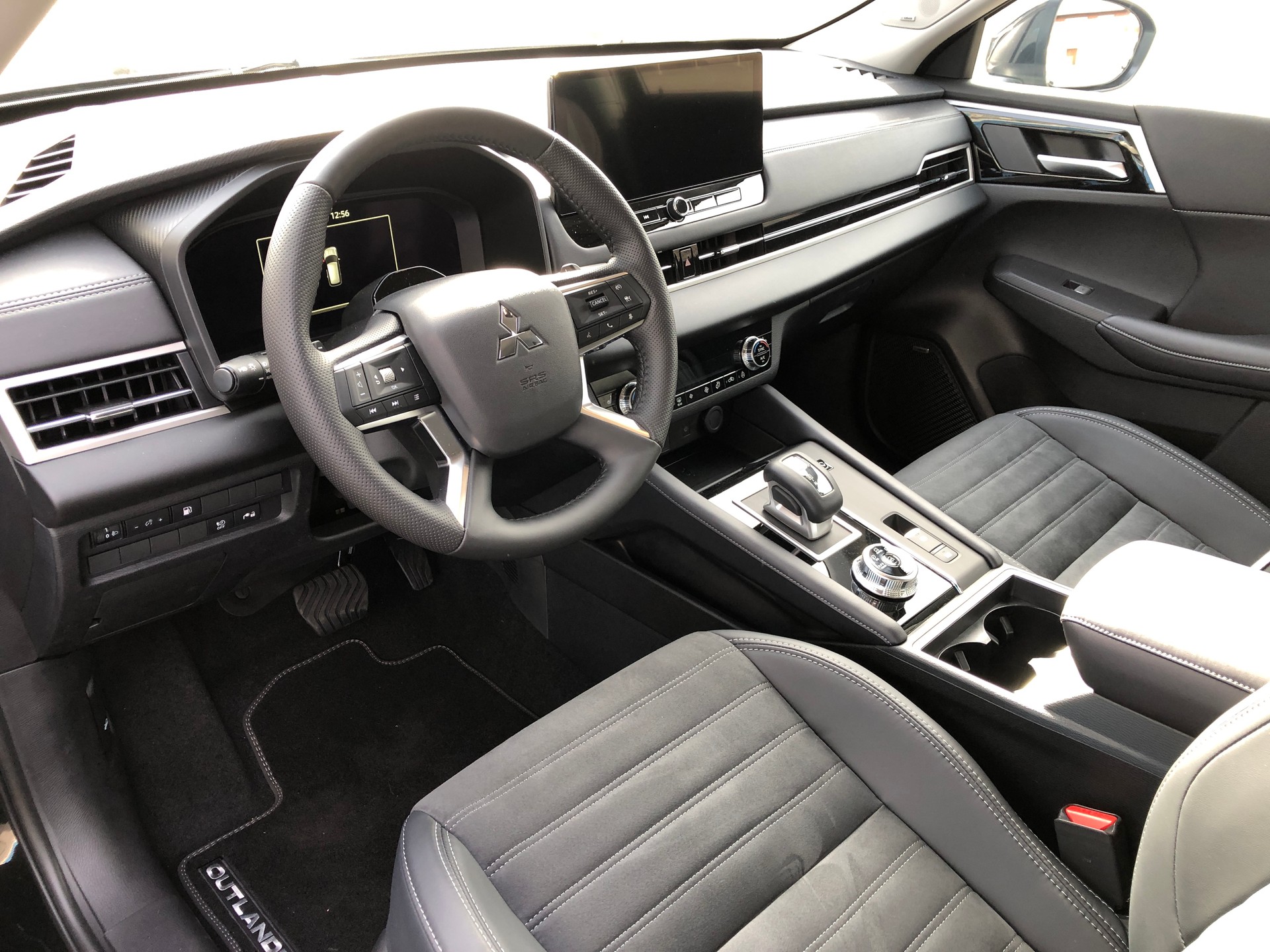 MITSUBISHI Outlander 2.4 PHEV Invite 4WD Automatic-image-4