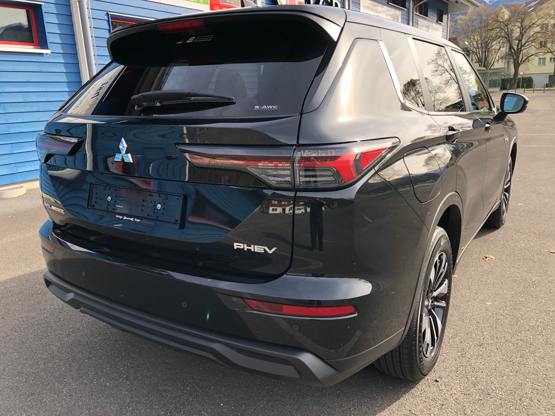 MITSUBISHI Outlander 2.4 PHEV Invite 4WD Automatic-image-2