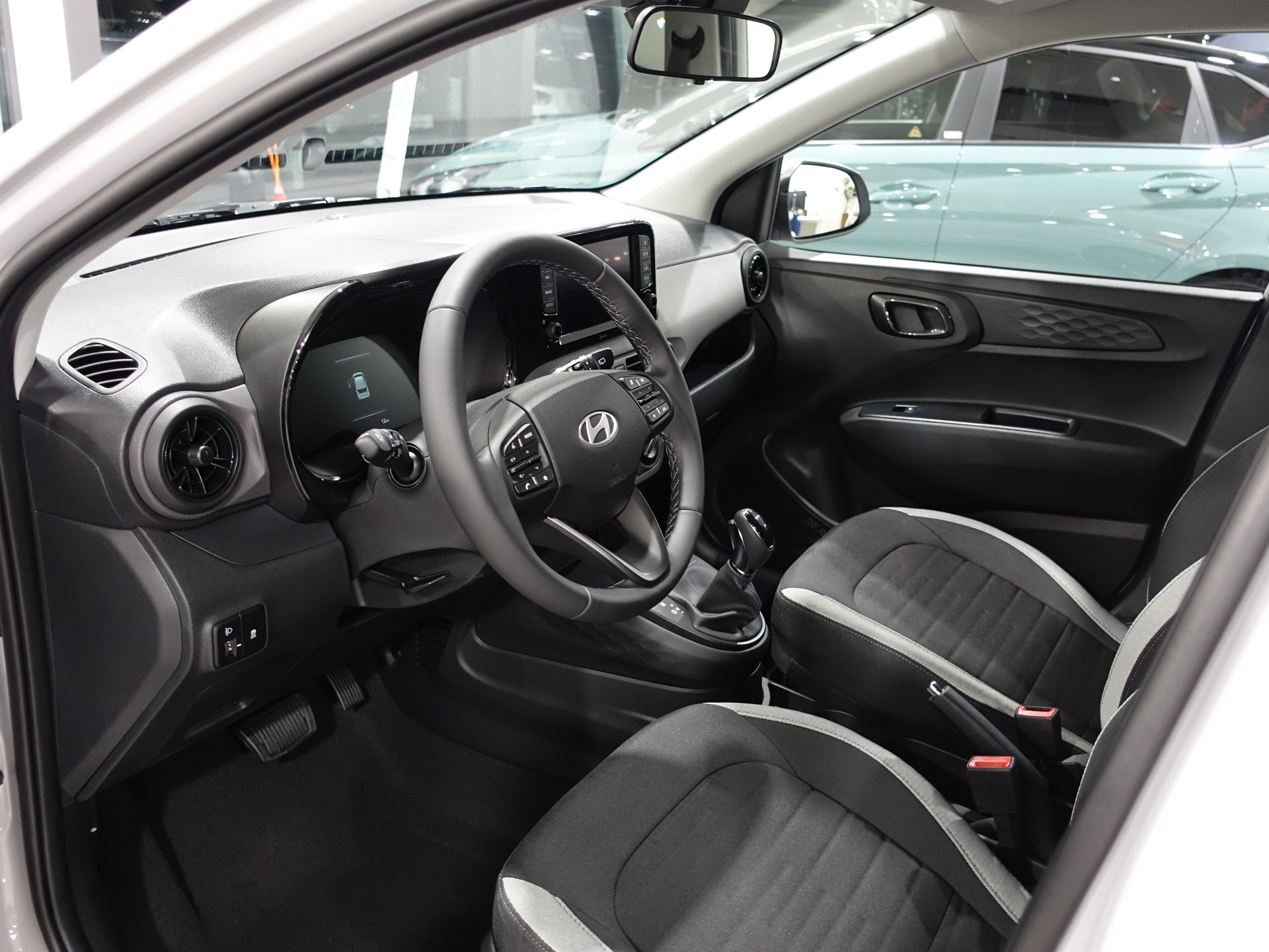 HYUNDAI i10 1.2 Amplia Automat-image-8