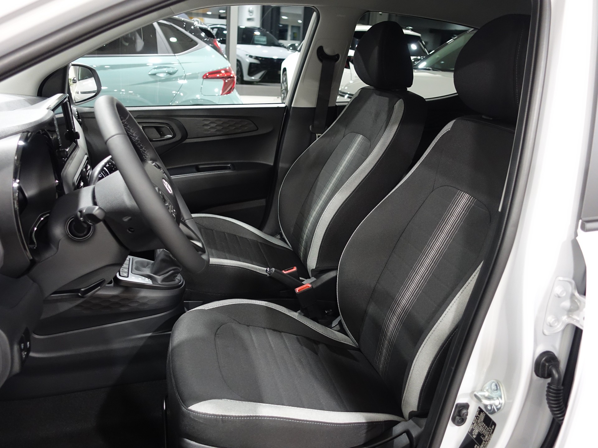 HYUNDAI i10 1.2 Amplia Automat-image-7