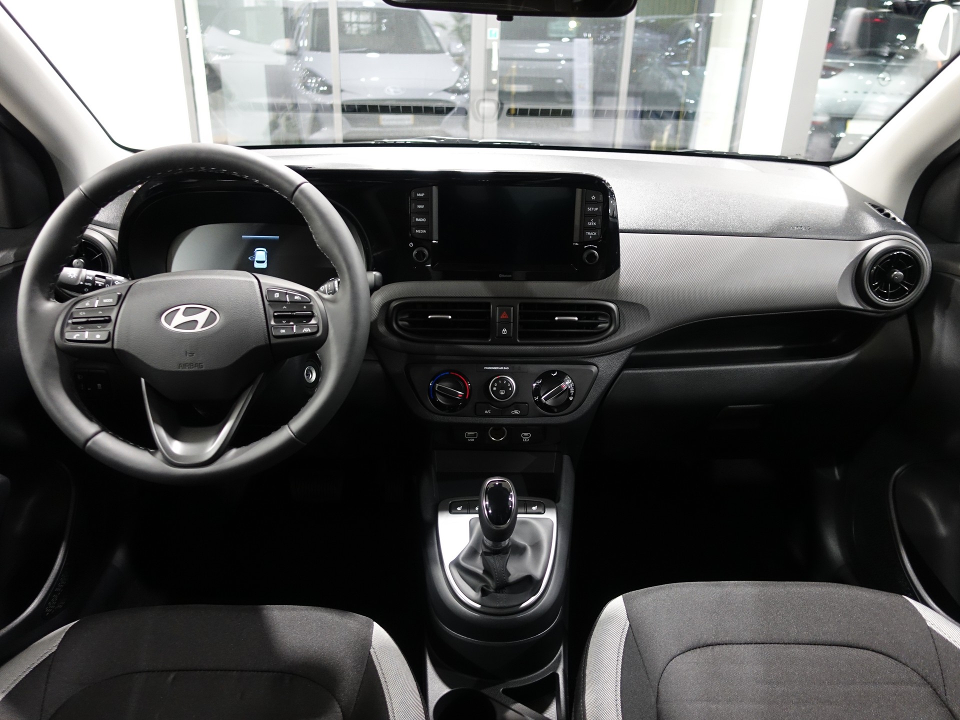 HYUNDAI i10 1.2 Amplia Automat-image-10