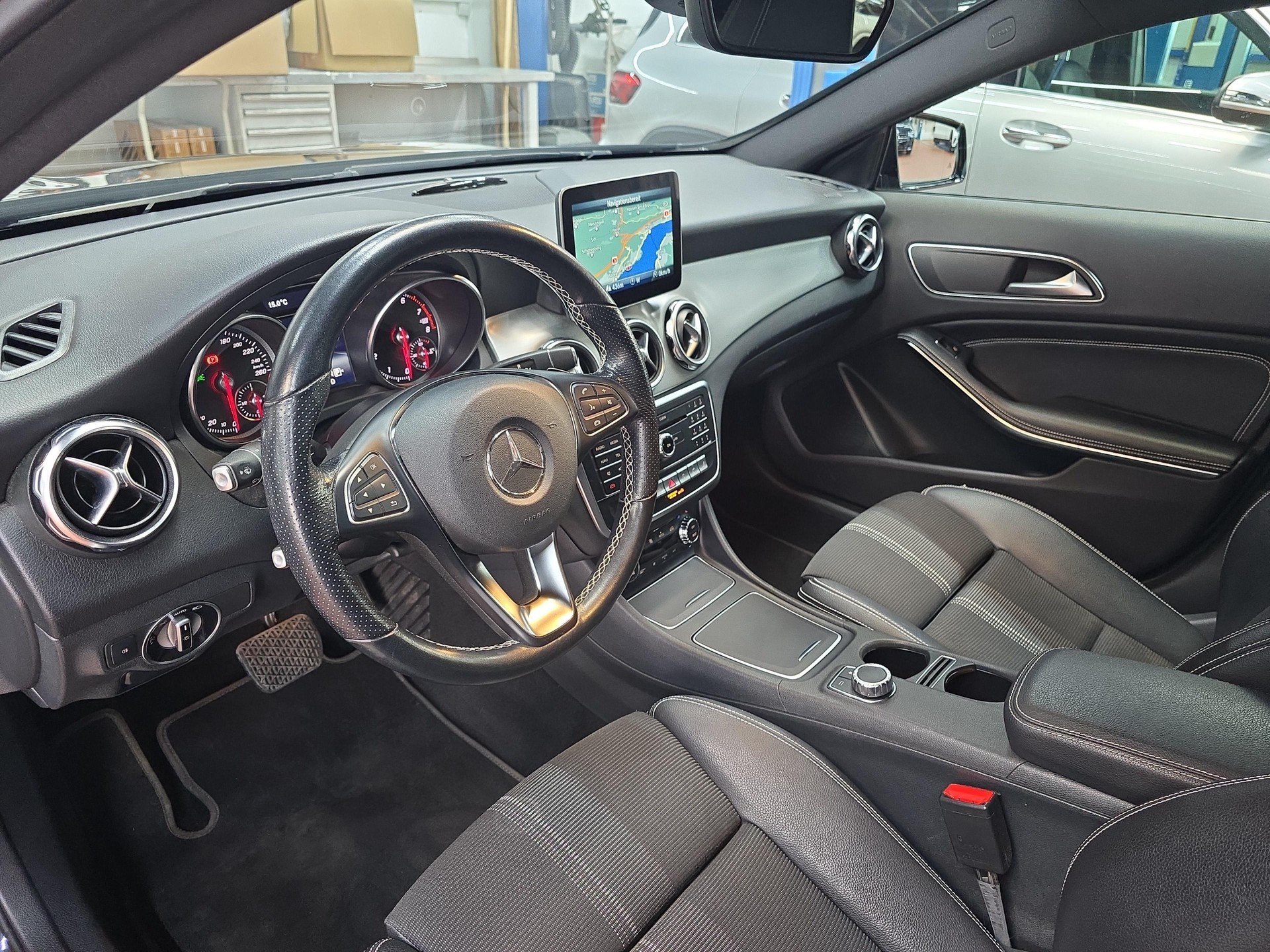 MERCEDES-BENZ GLA 200 Night Star Urban Line-image-4