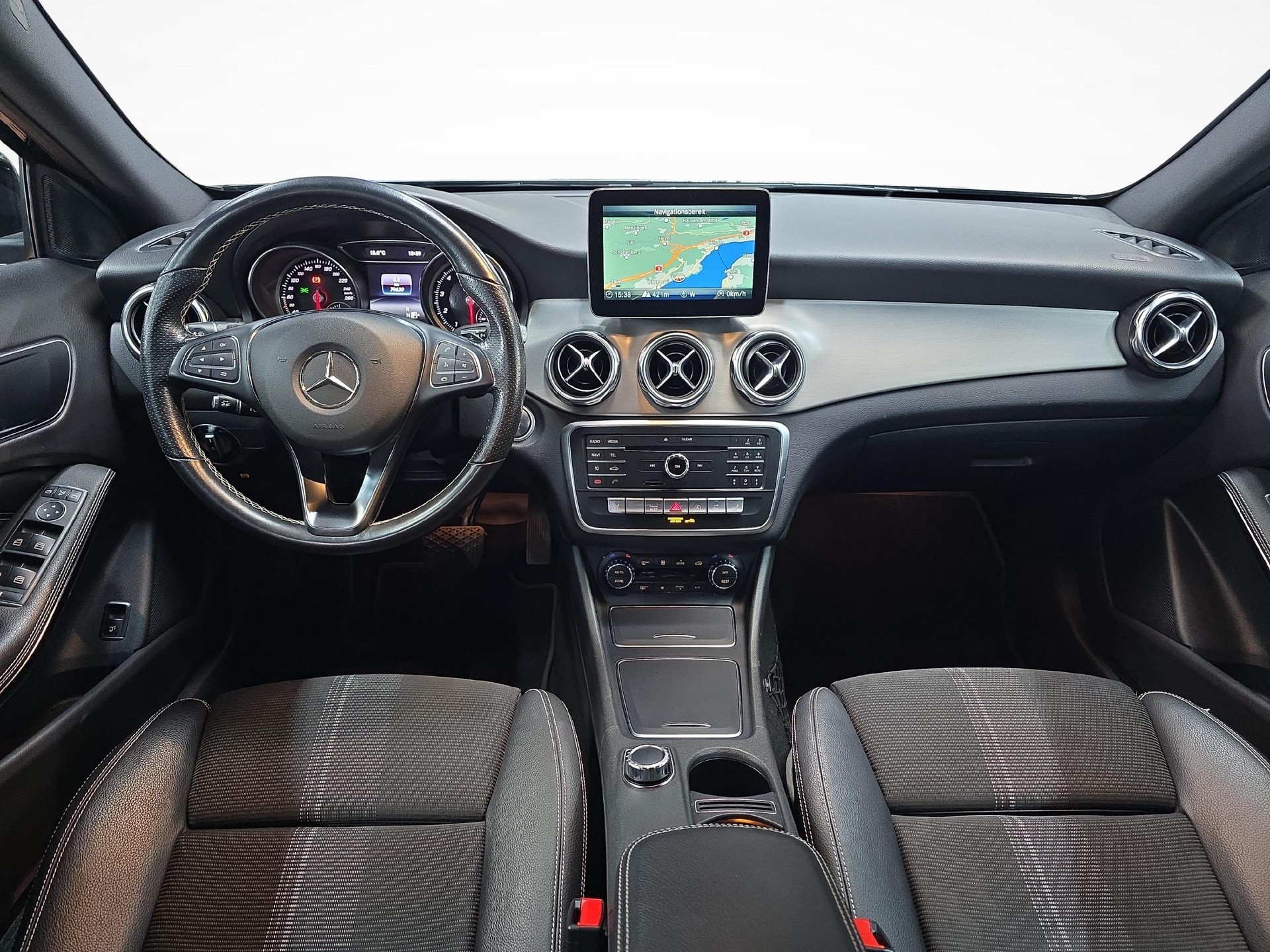 MERCEDES-BENZ GLA 200 Night Star Urban Line-image-5