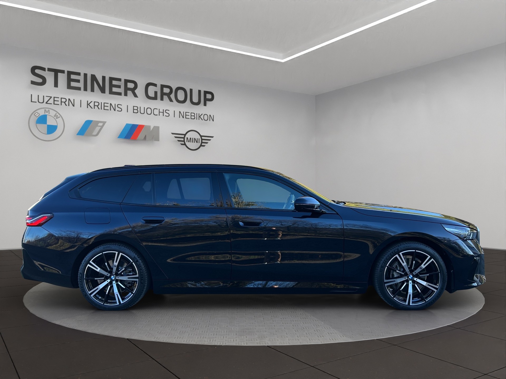 BMW i5 xDrive 40 Touring M Sport-showroom-element-3