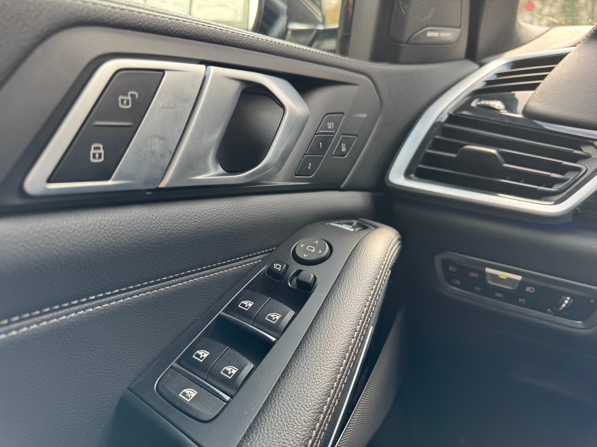 BMW X5 xDrive M50i Steptronic-image-12