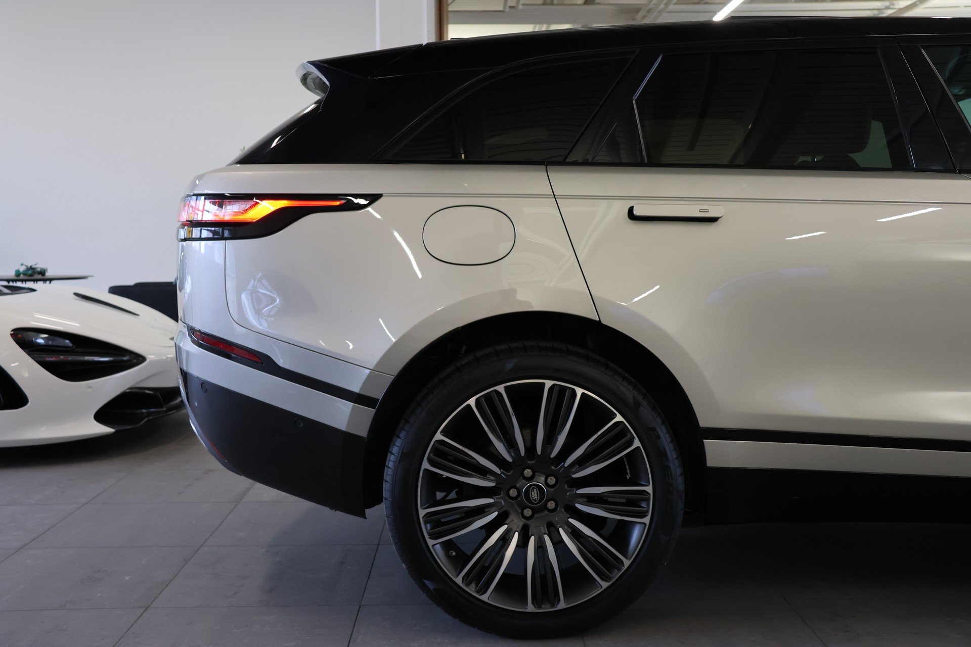 LAND ROVER Range Rover Velar P 300 Automatic *Heade-up* *Panoaramadach* *Meridian Musikanlage* *R-Dynamic-image-12