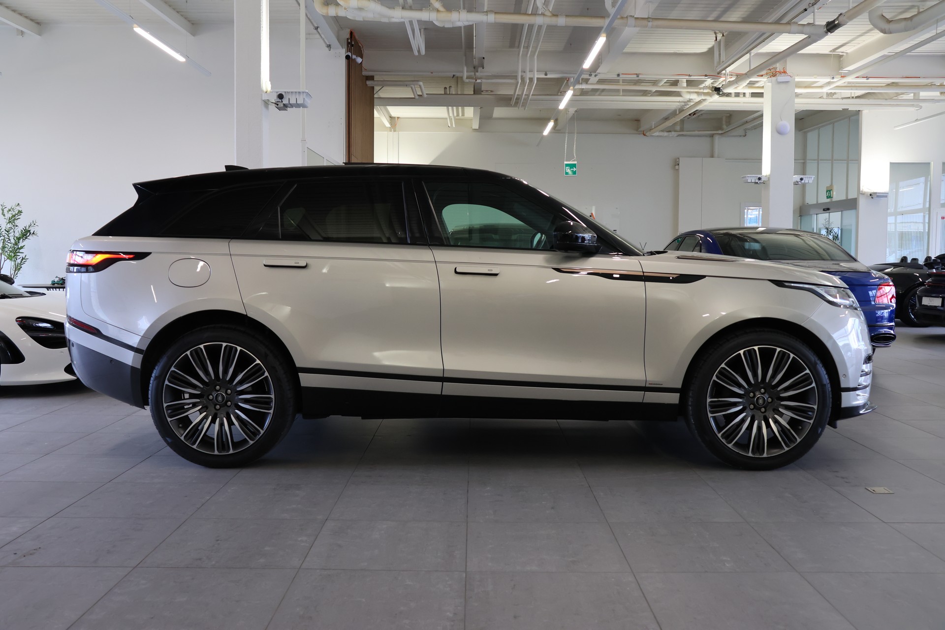 LAND ROVER Range Rover Velar P 300 Automatic *Heade-up* *Panoaramadach* *Meridian Musikanlage* *R-Dynamic-image-6