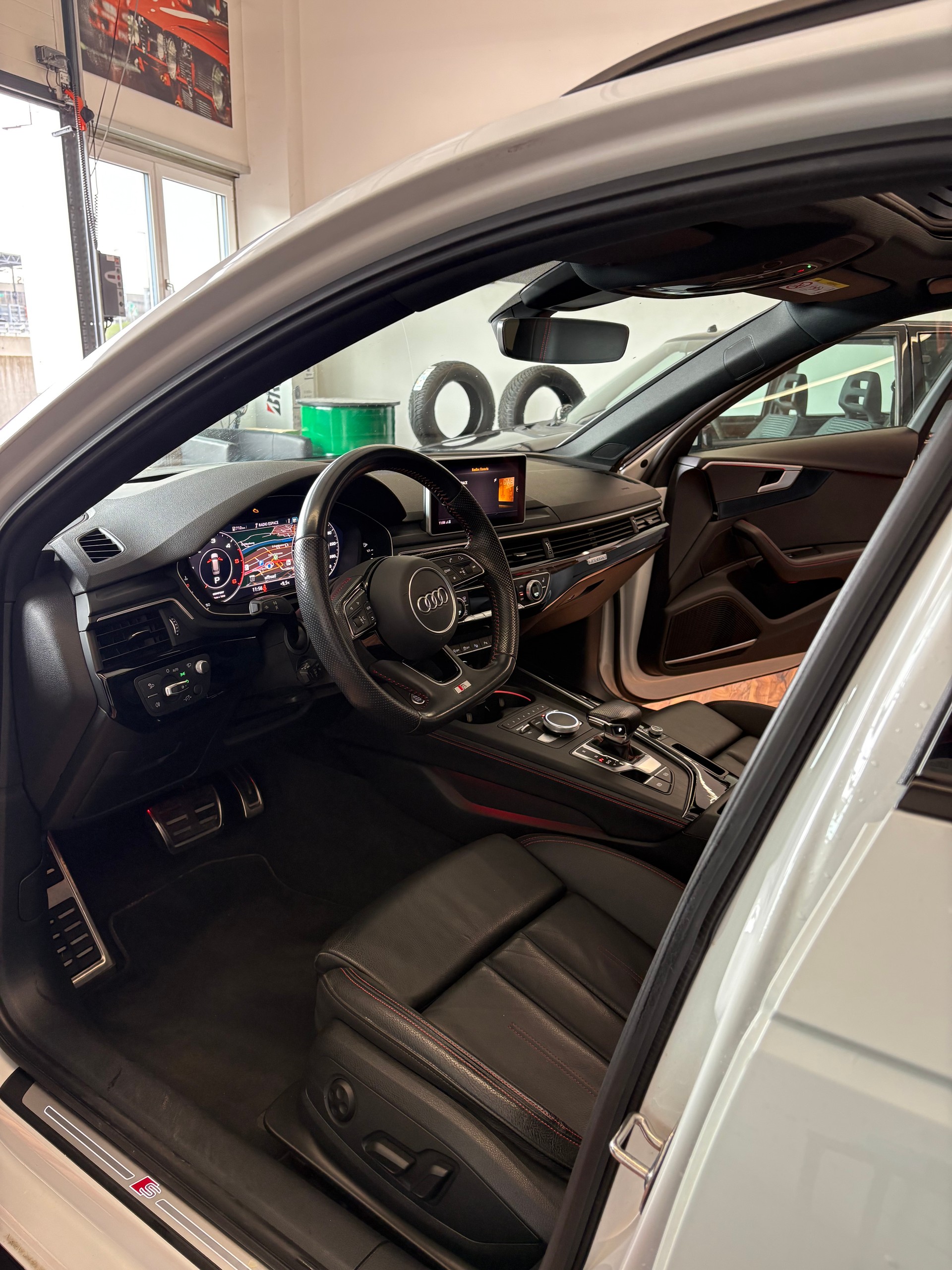 AUDI A4 Avant 40 TDI Sport Attraction quattro S-tronic-image-9