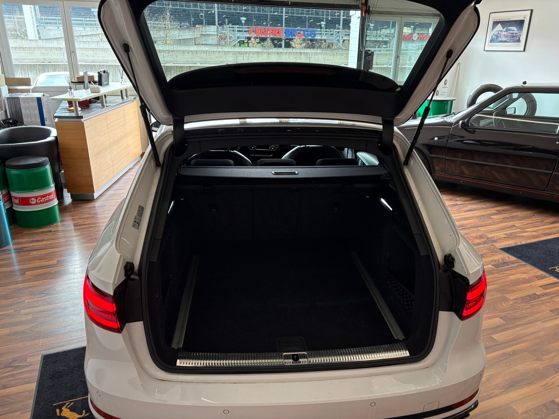 AUDI A4 Avant 40 TDI Sport Attraction quattro S-tronic-image-12