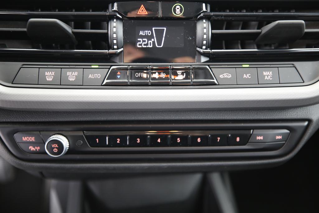 BMW 118i-image-10