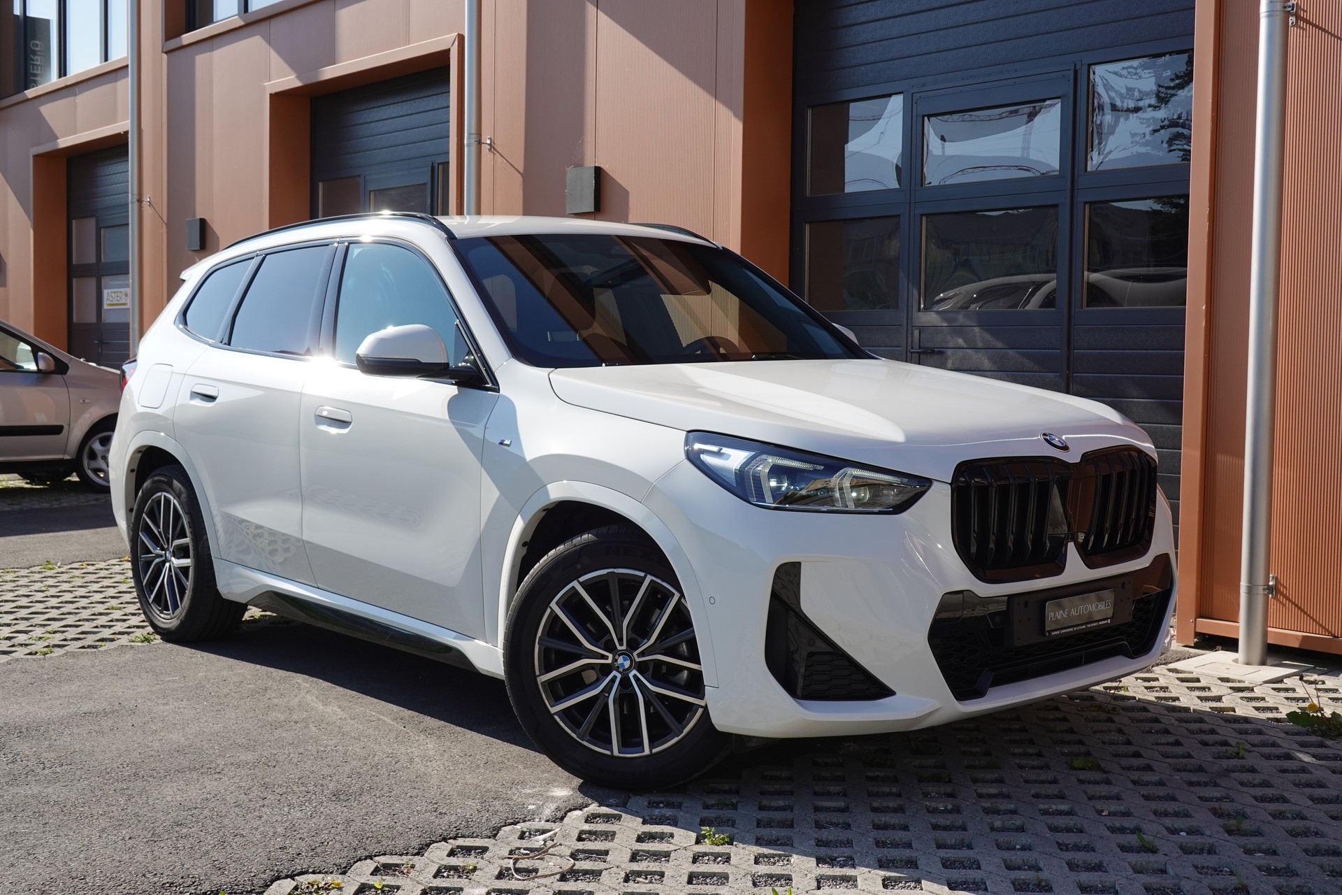 BMW X1 sDrive 18i M Sport * Véhicule CH * Caméra + Capteurs * Hayon électrique * Pack M * Tempomat * Phares automatiques *-image-5