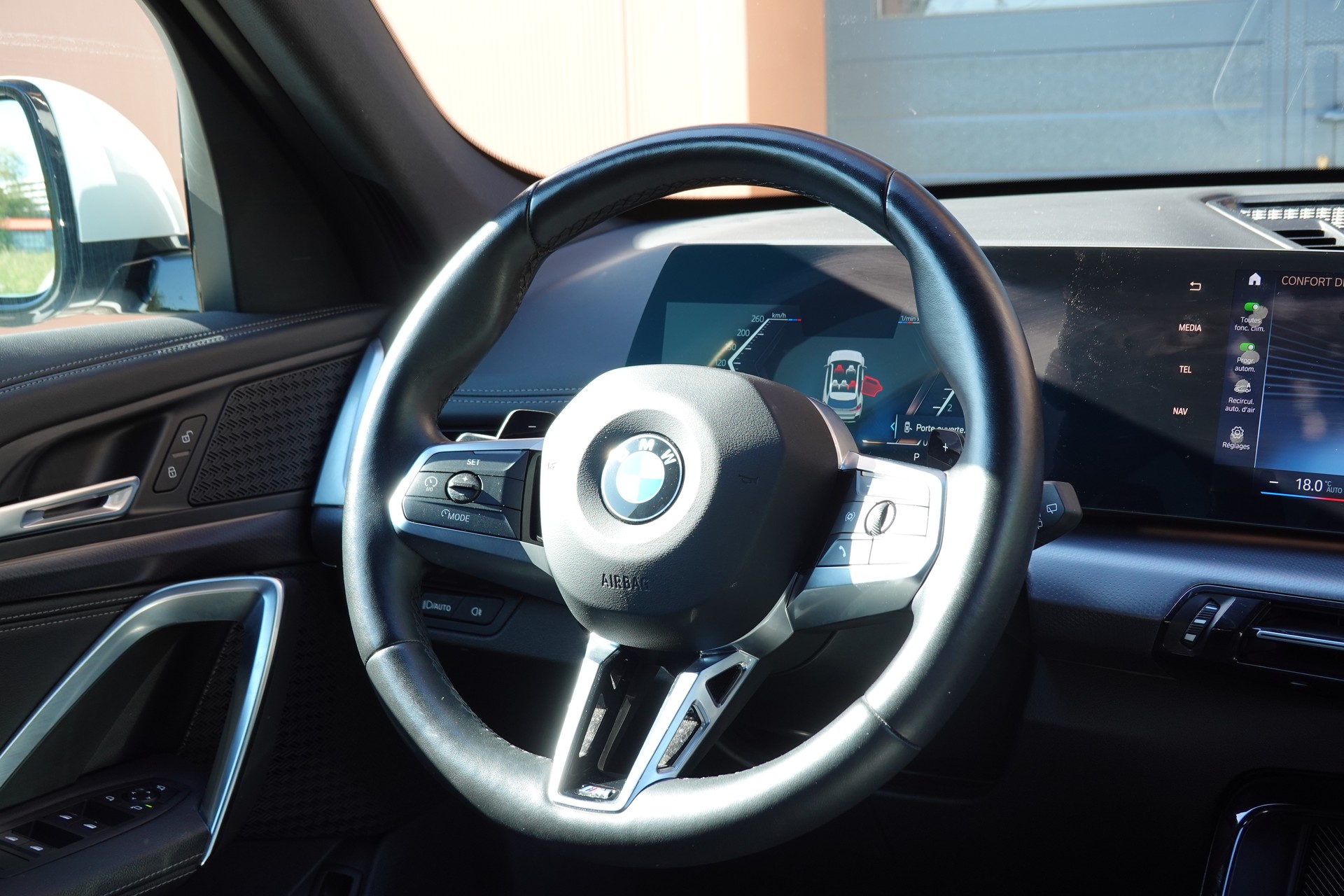 BMW X1 sDrive 18i M Sport * Véhicule CH * Caméra + Capteurs * Hayon électrique * Pack M * Tempomat * Phares automatiques *-image-11