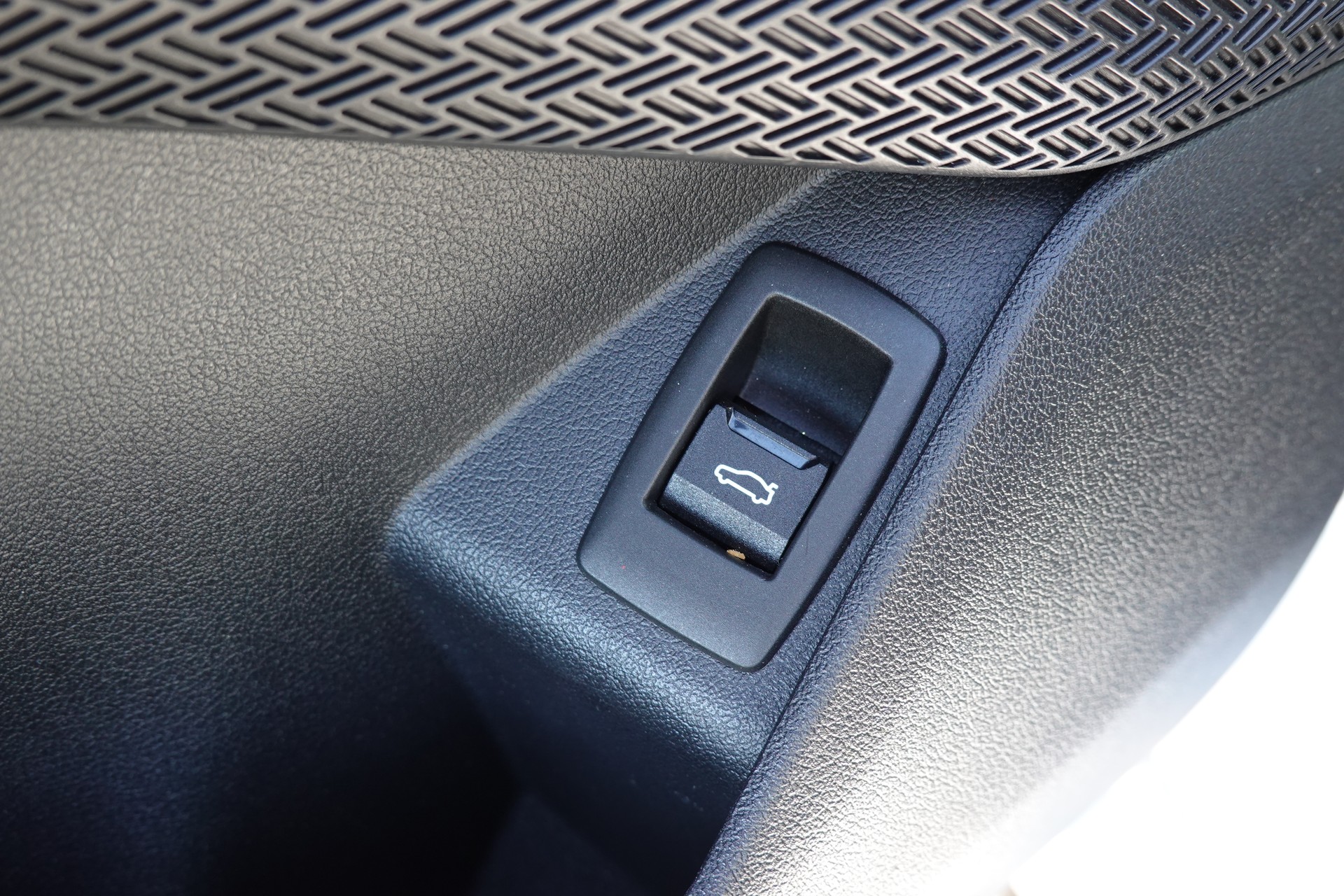 BMW X1 sDrive 18i M Sport * Véhicule CH * Caméra + Capteurs * Hayon électrique * Pack M * Tempomat * Phares automatiques *-image-20