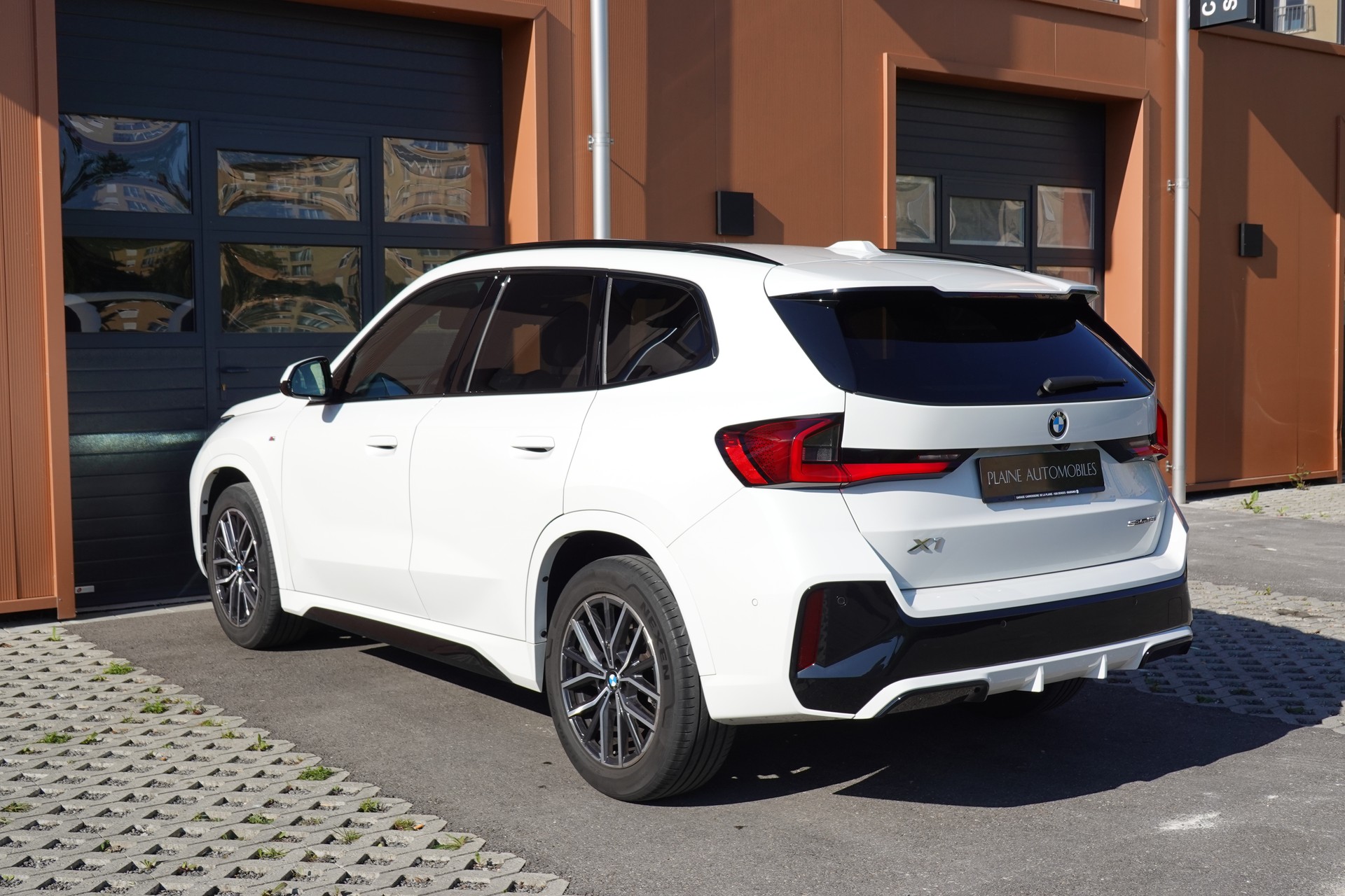 BMW X1 sDrive 18i M Sport * Véhicule CH * Caméra + Capteurs * Hayon électrique * Pack M * Tempomat * Phares automatiques *-image-9