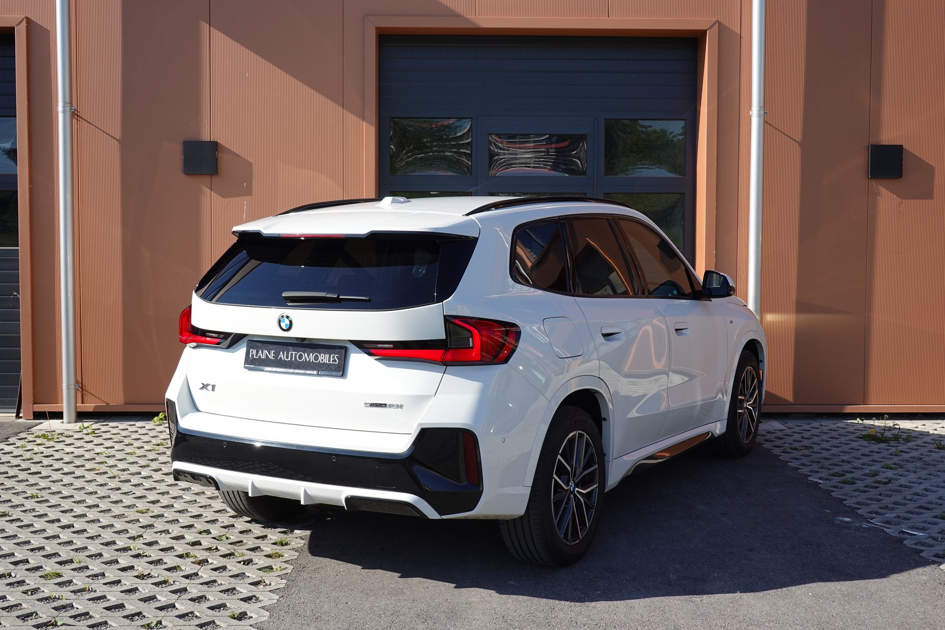 BMW X1 sDrive 18i M Sport * Véhicule CH * Caméra + Capteurs * Hayon électrique * Pack M * Tempomat * Phares automatiques *-image-7