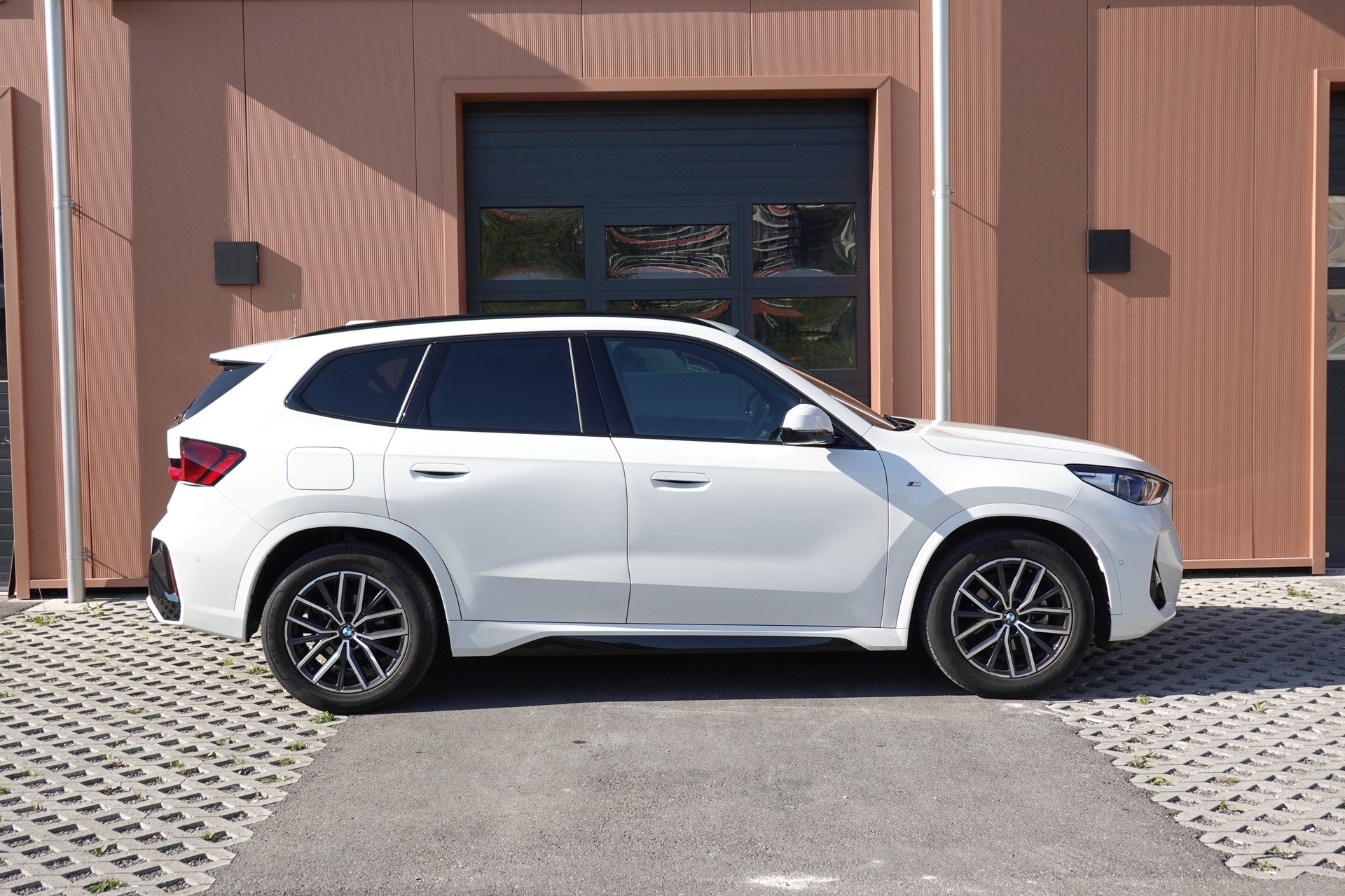 BMW X1 sDrive 18i M Sport * Véhicule CH * Caméra + Capteurs * Hayon électrique * Pack M * Tempomat * Phares automatiques *-showroom-element-3