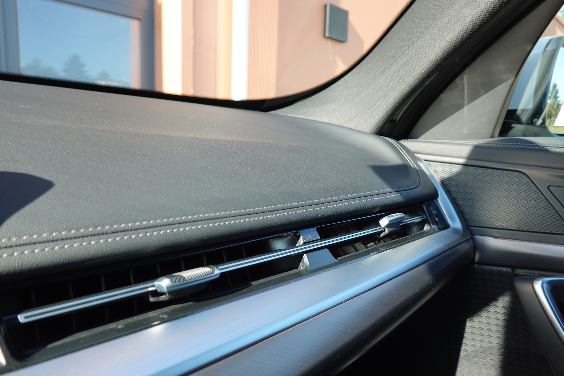 BMW X1 sDrive 18i M Sport * Véhicule CH * Caméra + Capteurs * Hayon électrique * Pack M * Tempomat * Phares automatiques *-image-15