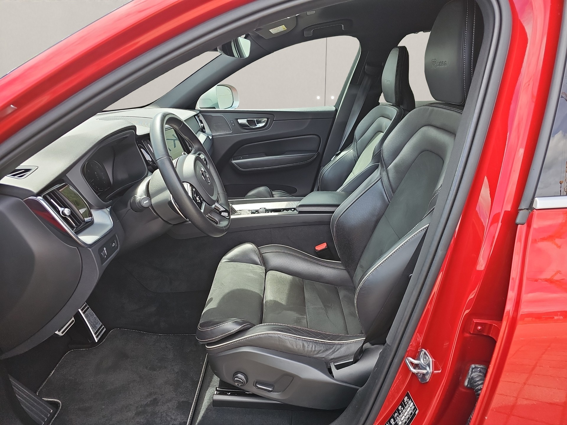 VOLVO XC60 2.0 D5 R-Design AWD-image-5