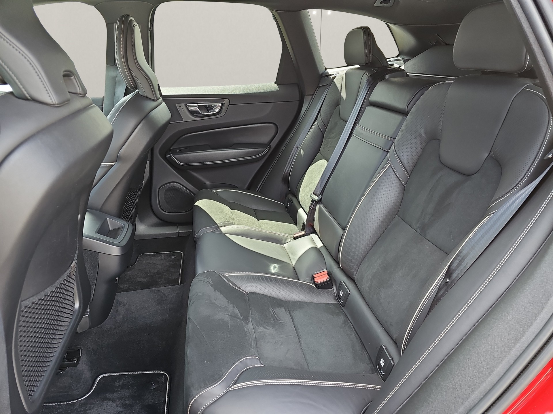 VOLVO XC60 2.0 D5 R-Design AWD-image-6