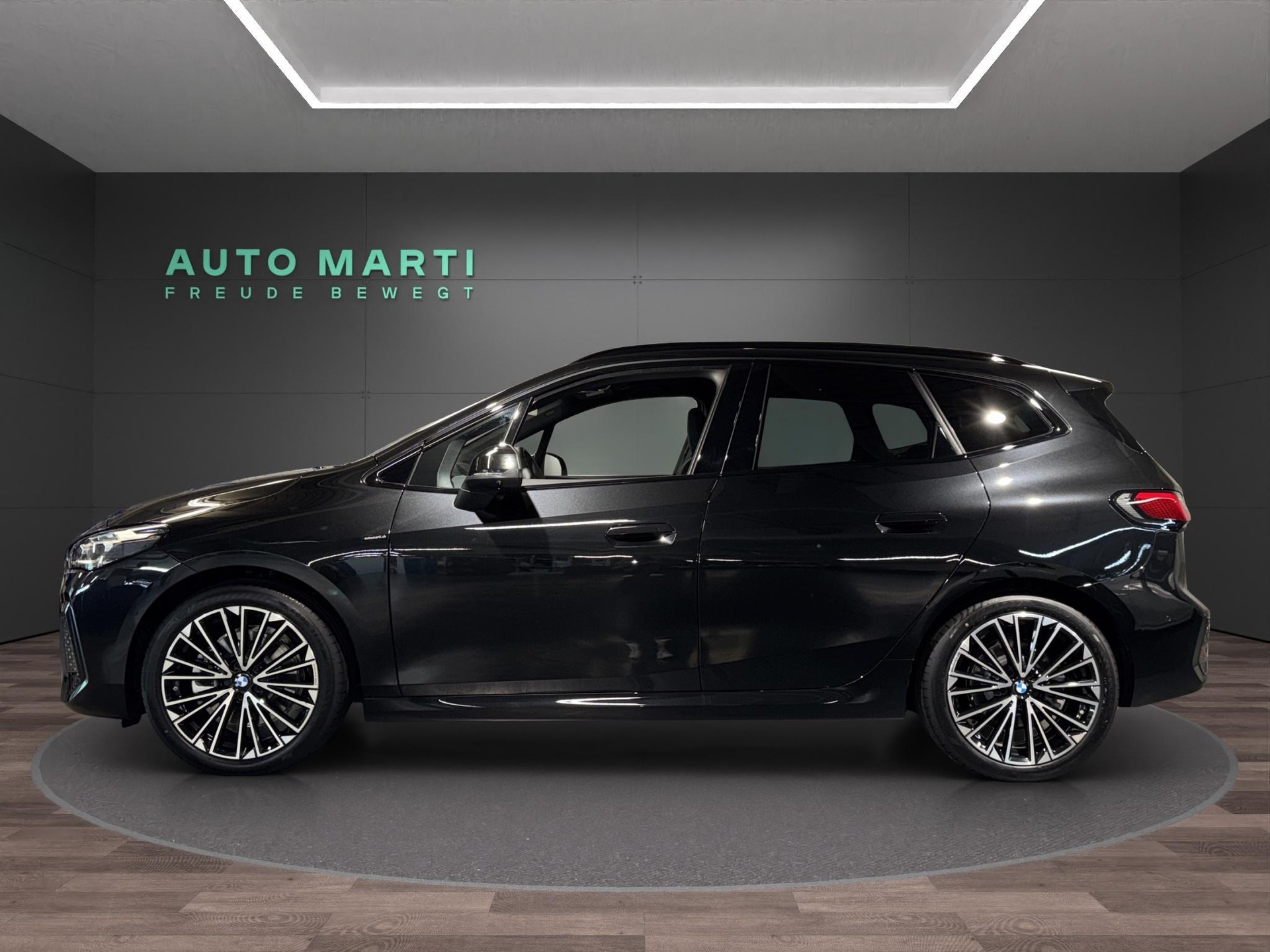 BMW 223i xDrive Active Tourer-showroom-element-1