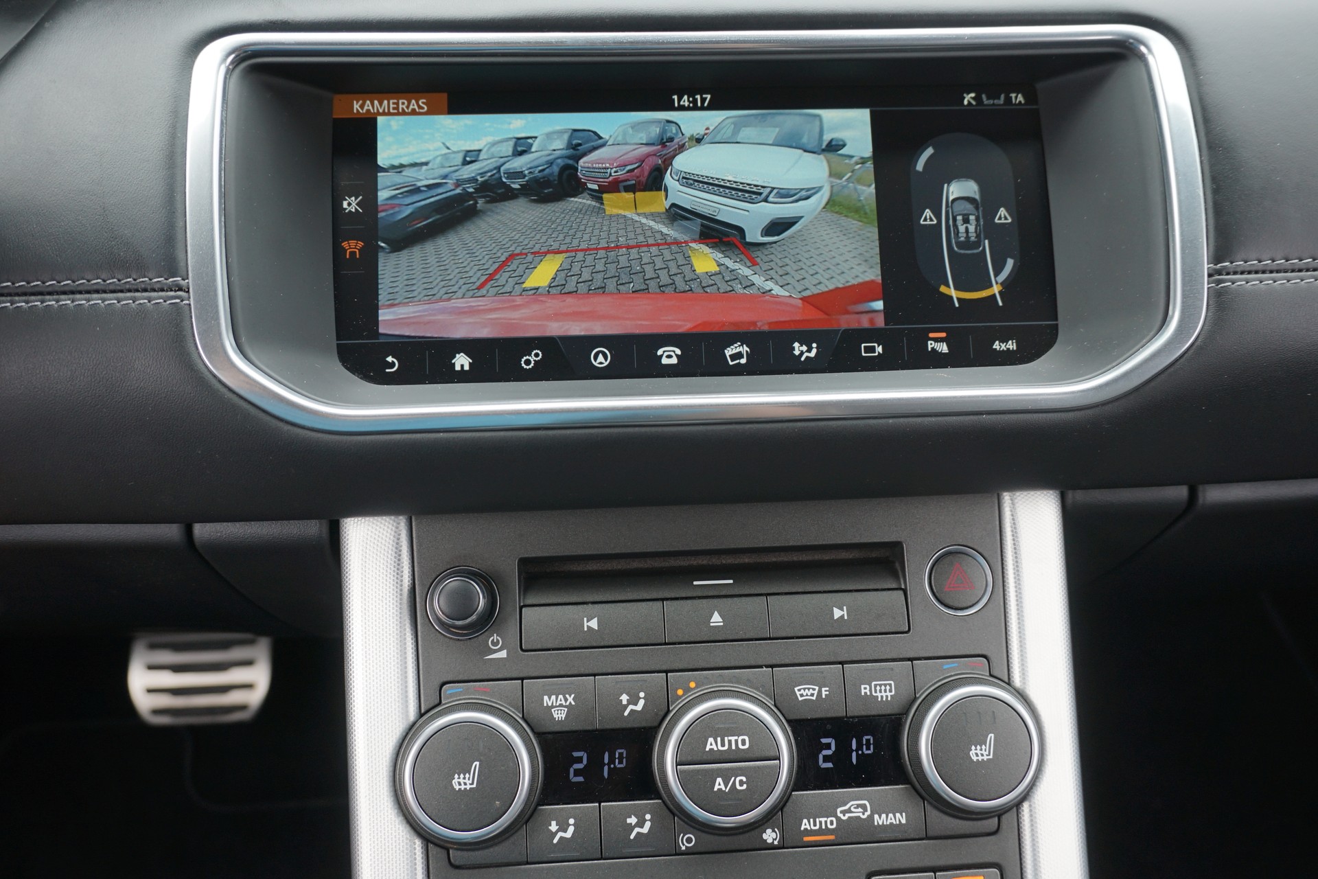 LAND ROVER Evoque 2.0Si4 HSE Dynamic Convertible 241 PS "Benziner"-image-22