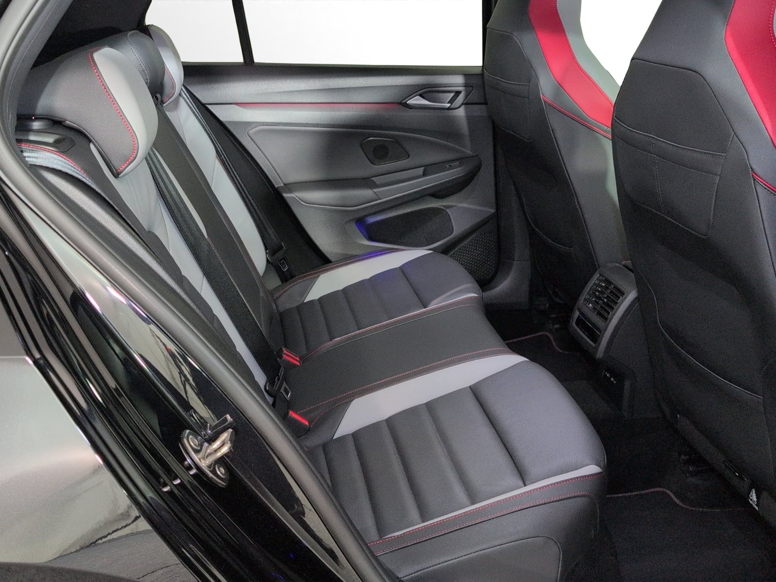 VW Golf 2.0 TSI GTI Clubsport DSG-image-8