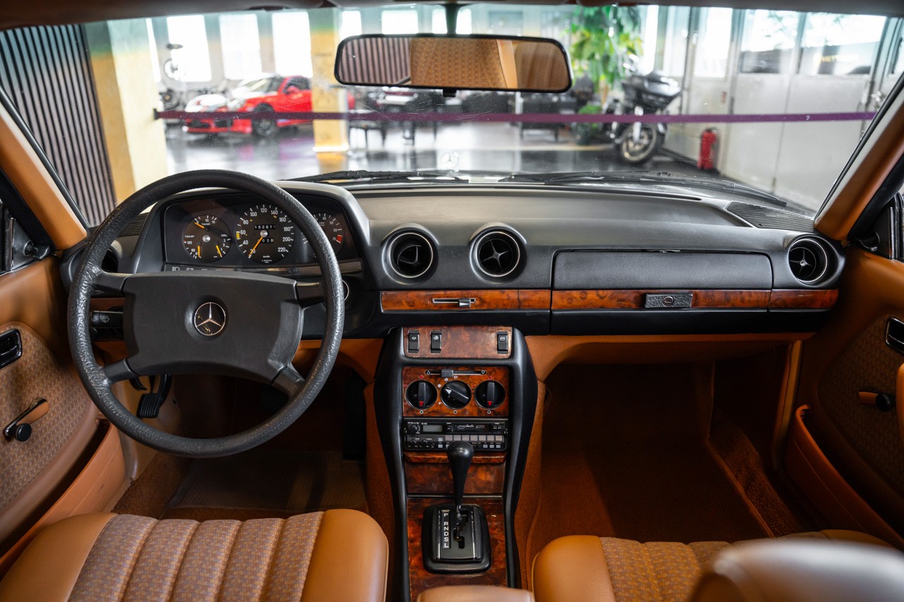 MERCEDES-BENZ 280 CE Automatic-image-11