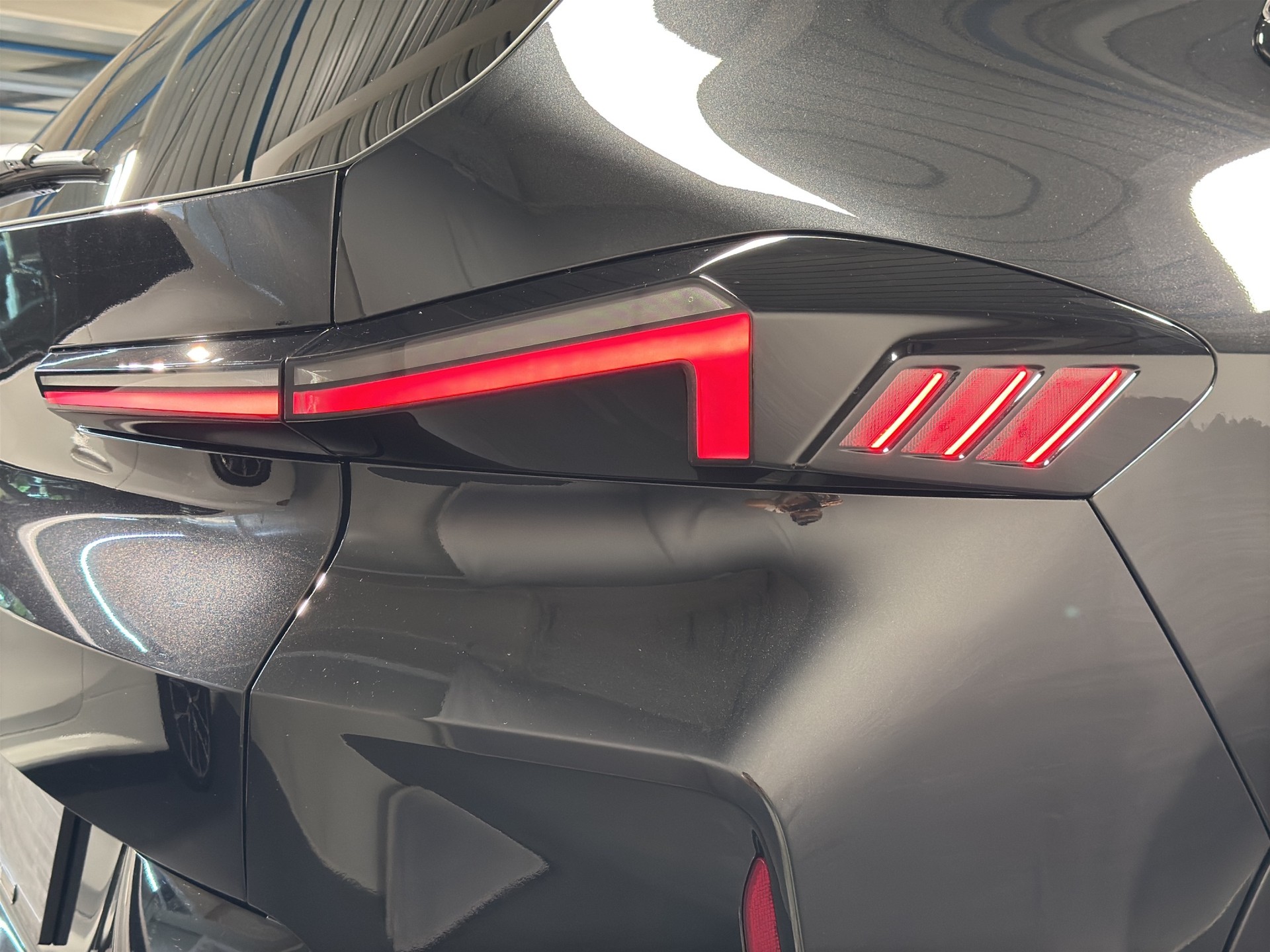 BMW XM 50e Plug-in Hybrid-image-5
