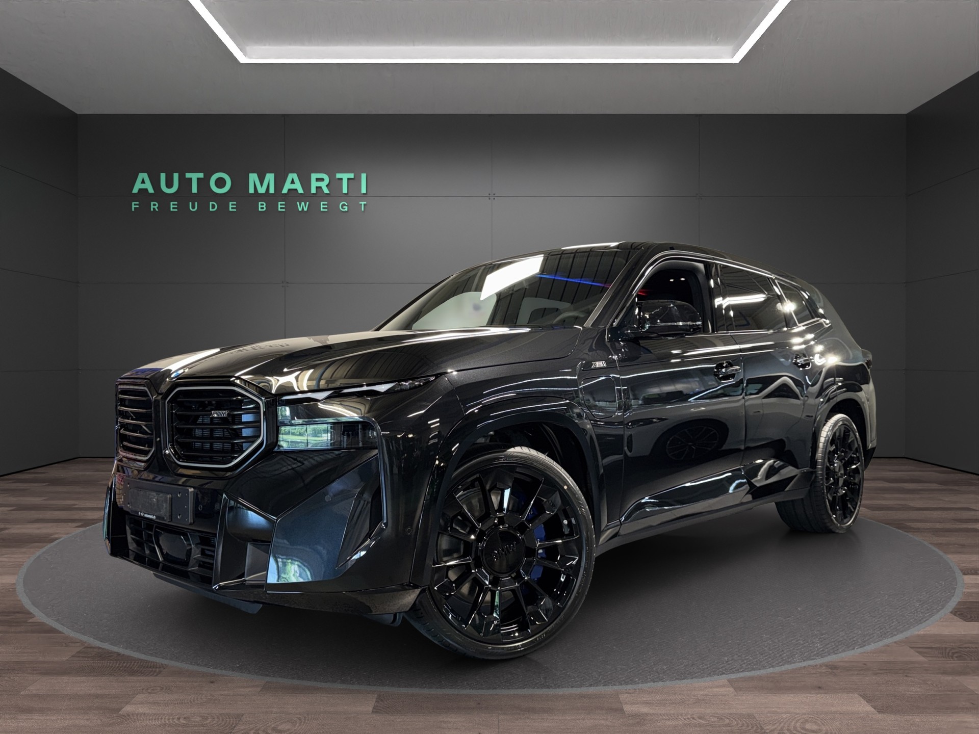 BMW XM 50e Plug-in Hybrid-image-0